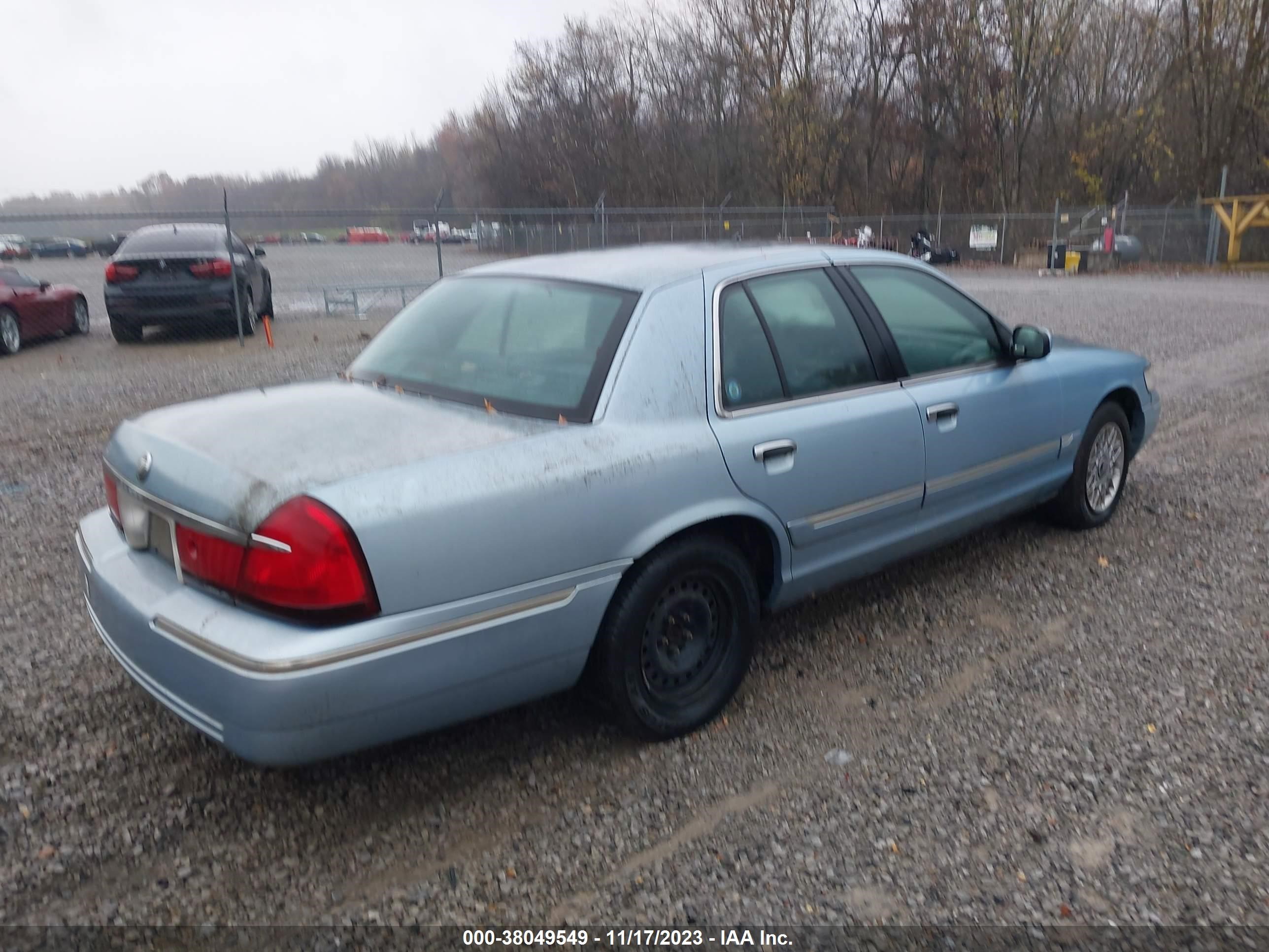 Photo 3 VIN: 2MEFM74W9YX669885 - MERCURY GRAND MARQUIS 