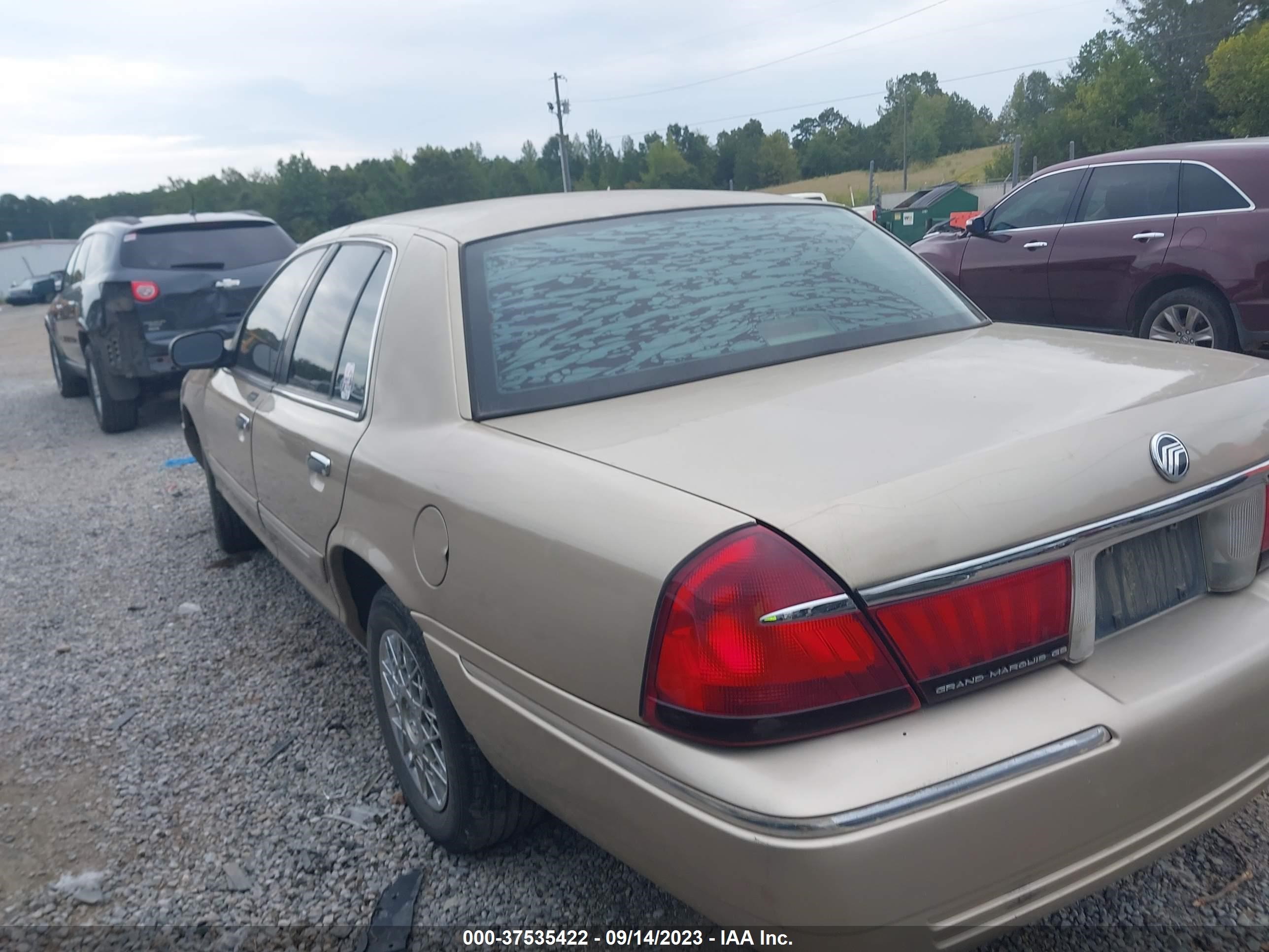 Photo 2 VIN: 2MEFM74W9YX682782 - MERCURY GRAND MARQUIS 