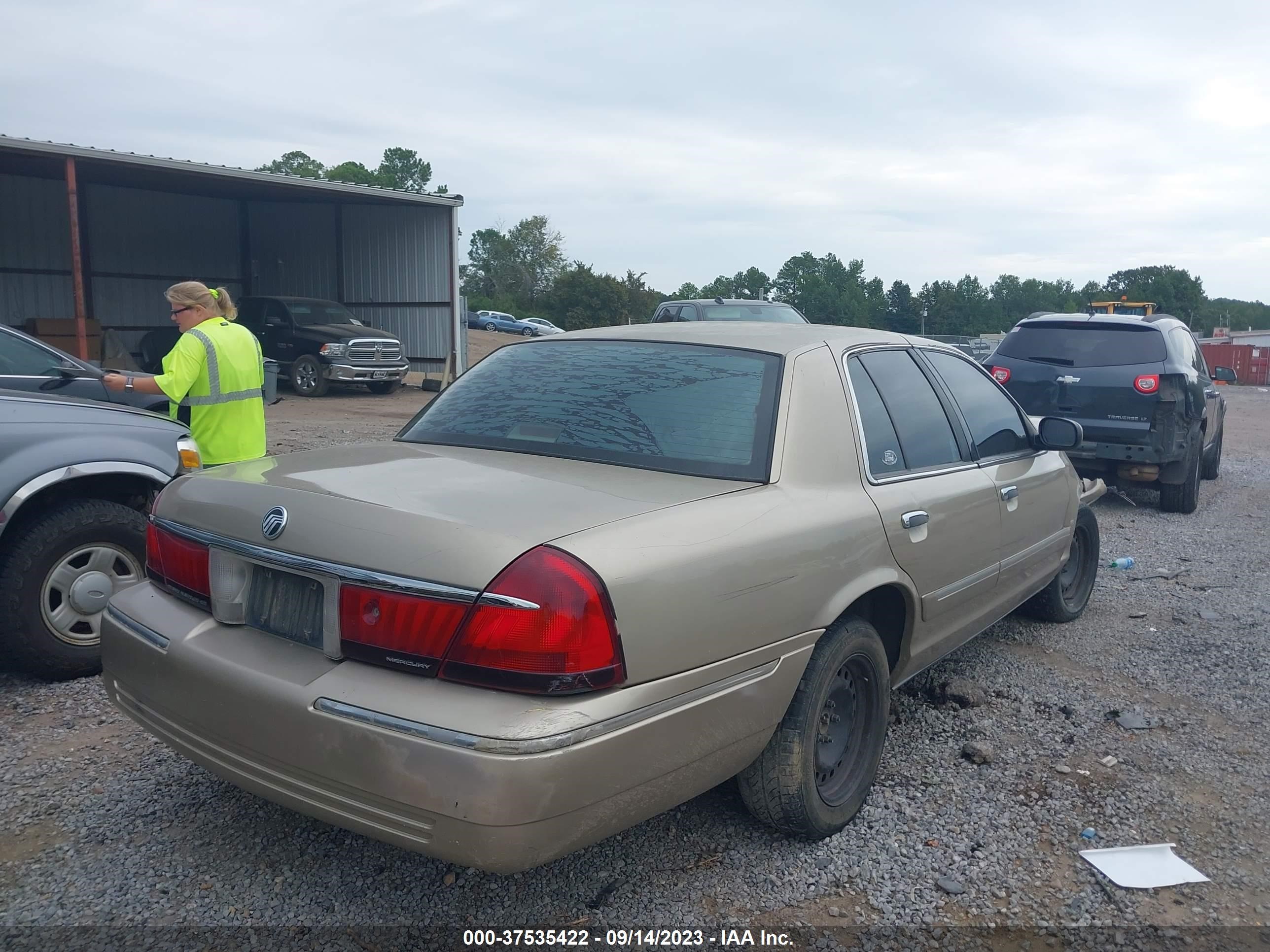 Photo 3 VIN: 2MEFM74W9YX682782 - MERCURY GRAND MARQUIS 