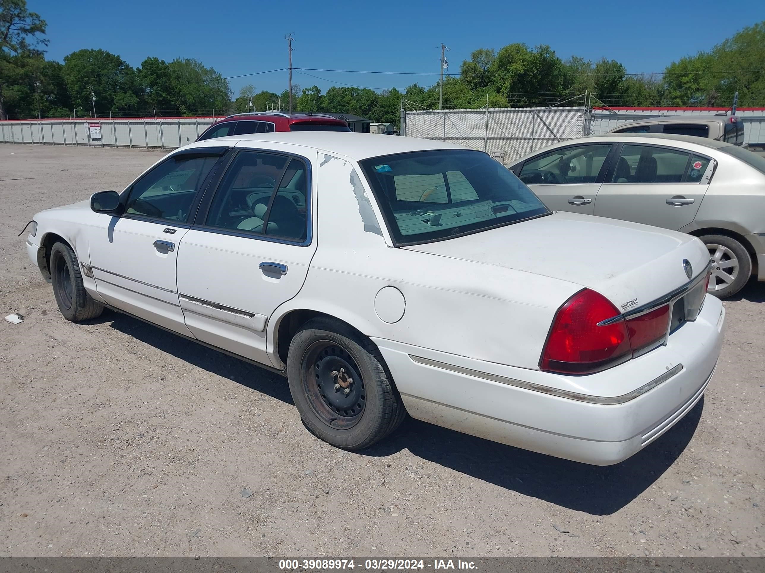 Photo 2 VIN: 2MEFM74WX2X660944 - MERCURY GRAND MARQUIS 