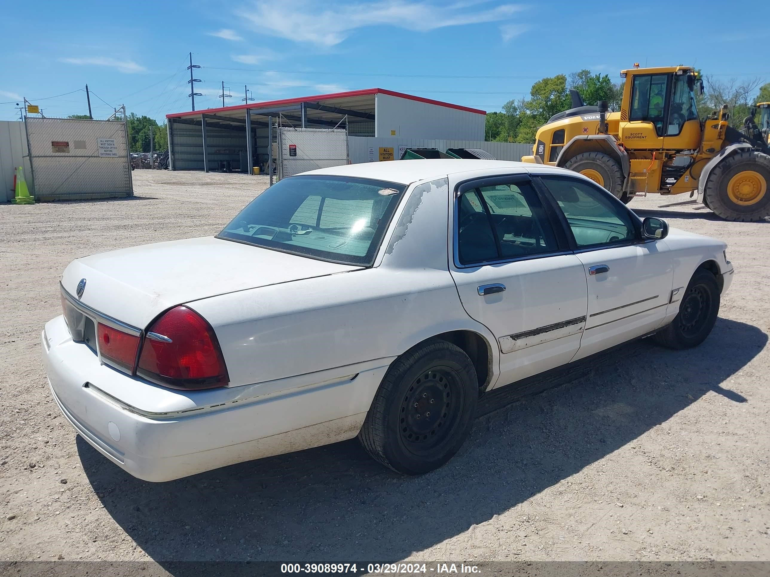 Photo 3 VIN: 2MEFM74WX2X660944 - MERCURY GRAND MARQUIS 