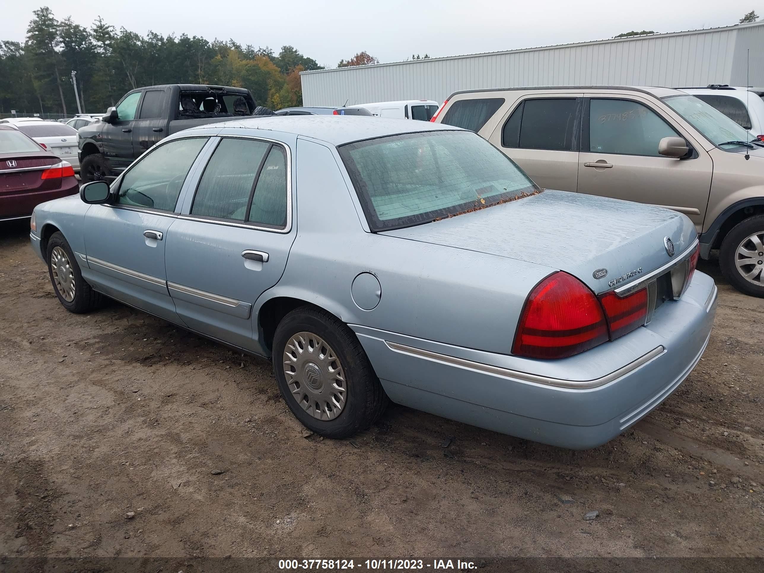 Photo 2 VIN: 2MEFM74WX3X696585 - MERCURY GRAND MARQUIS 