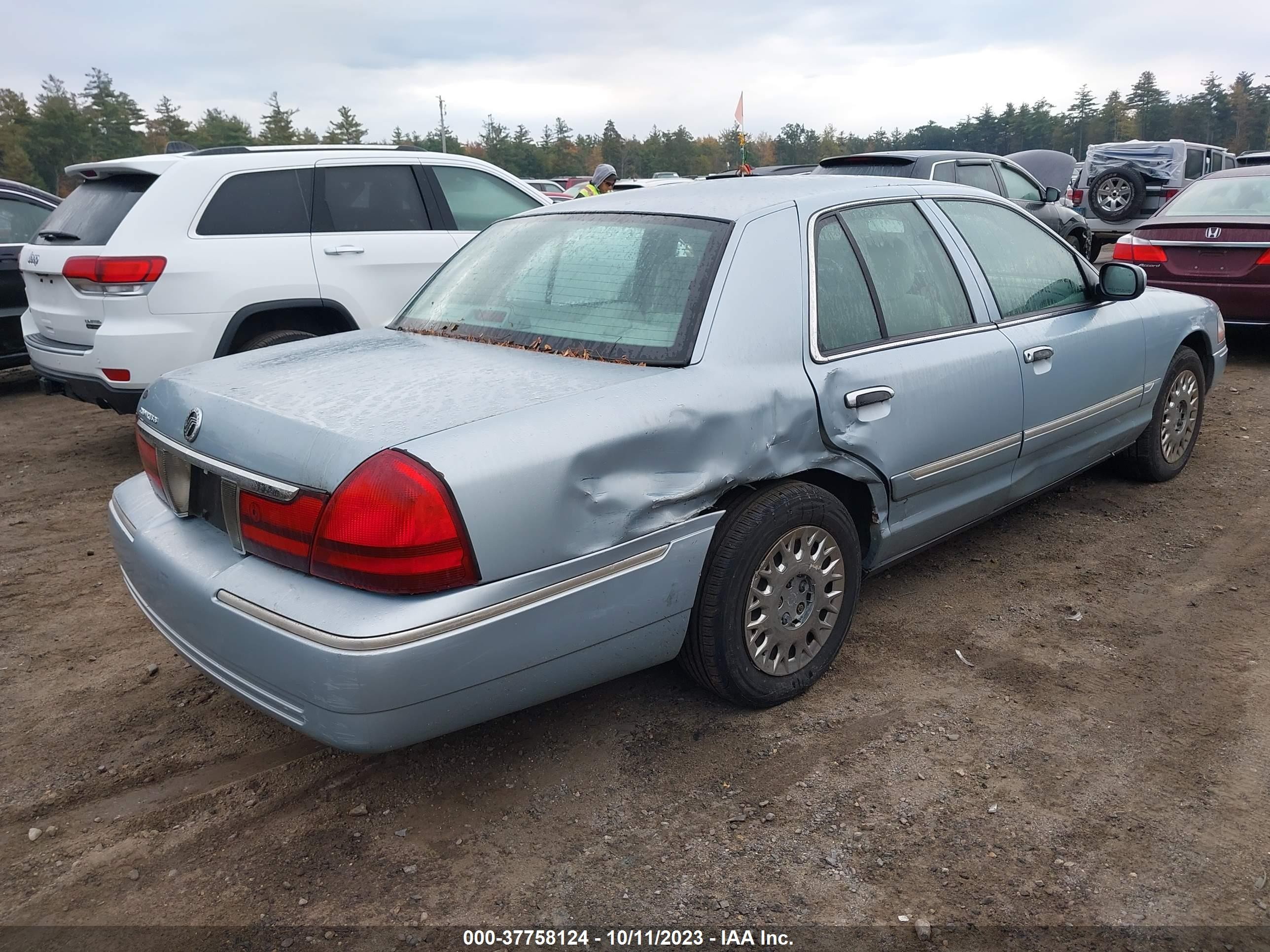 Photo 3 VIN: 2MEFM74WX3X696585 - MERCURY GRAND MARQUIS 