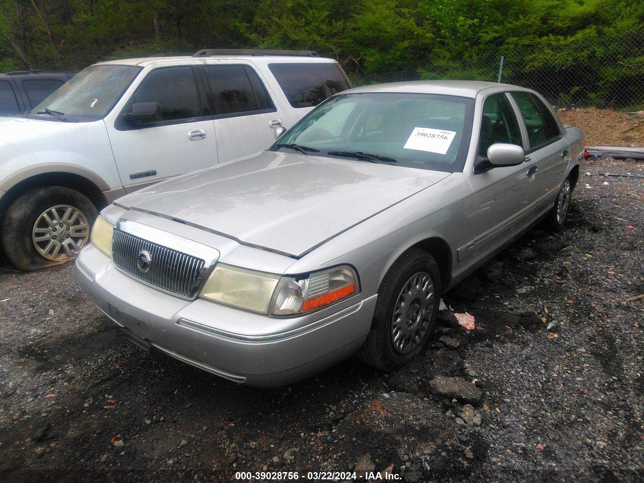 Photo 1 VIN: 2MEFM74WX3X704295 - MERCURY GRAND MARQUIS 