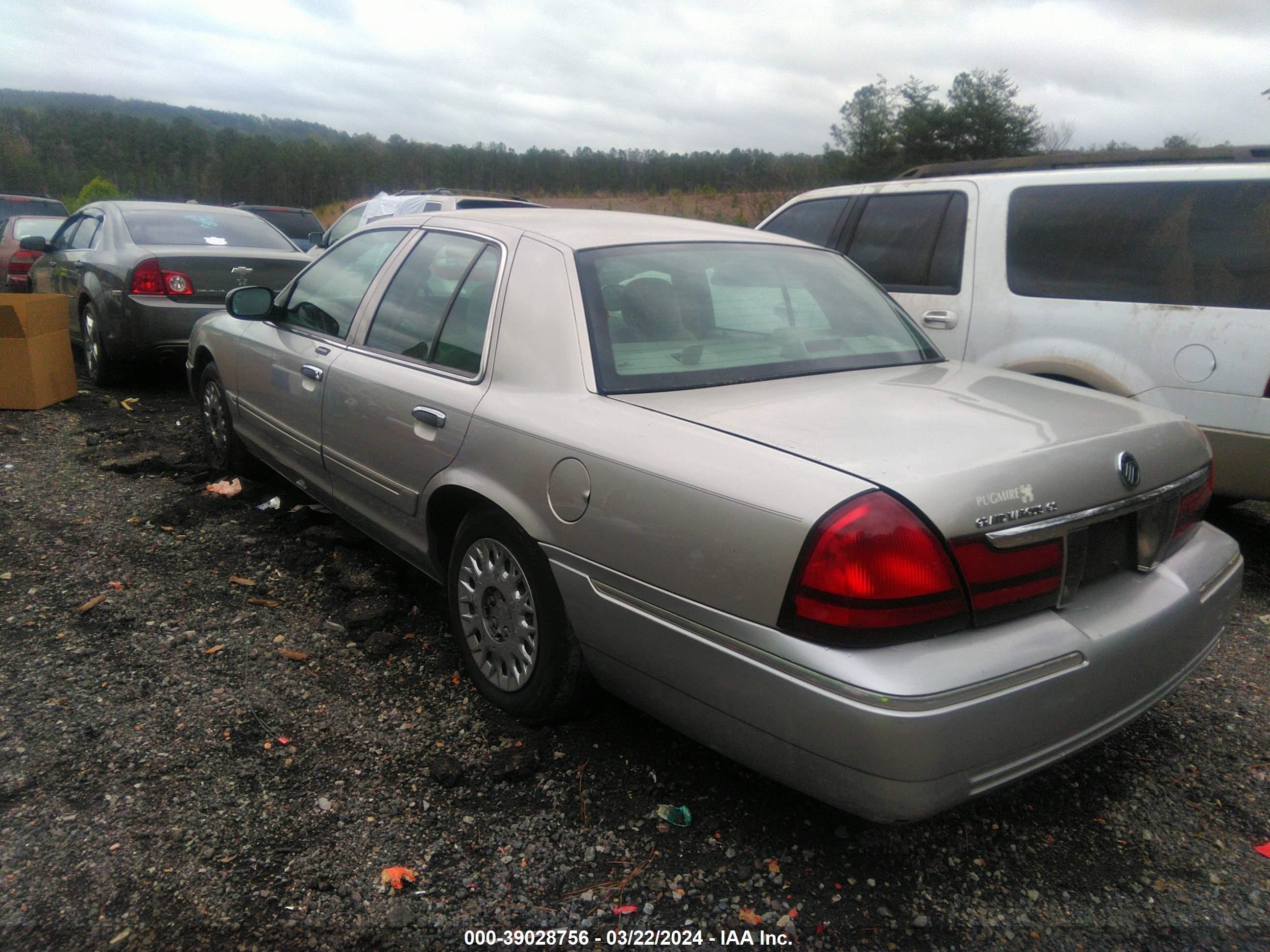 Photo 2 VIN: 2MEFM74WX3X704295 - MERCURY GRAND MARQUIS 