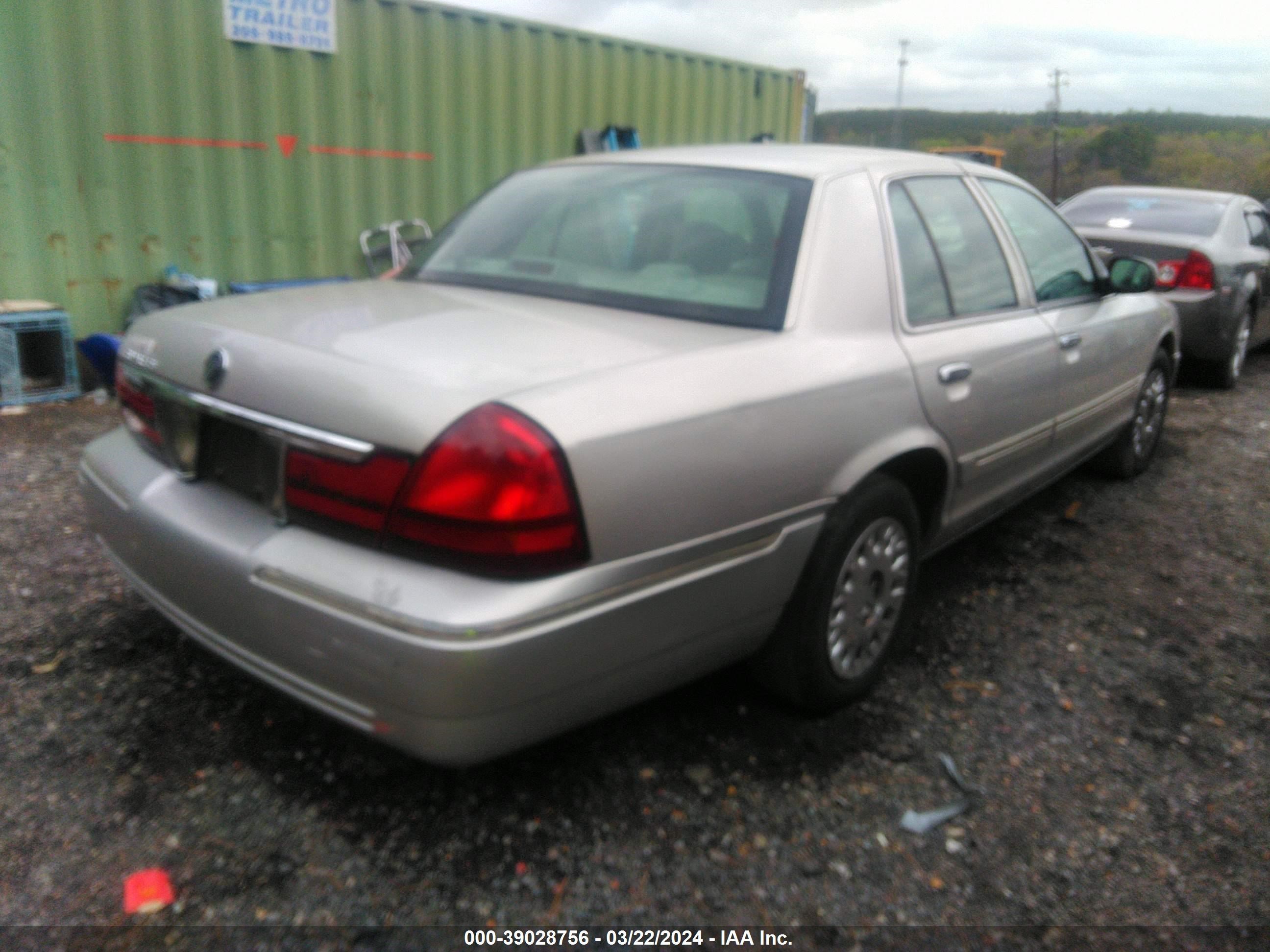 Photo 3 VIN: 2MEFM74WX3X704295 - MERCURY GRAND MARQUIS 