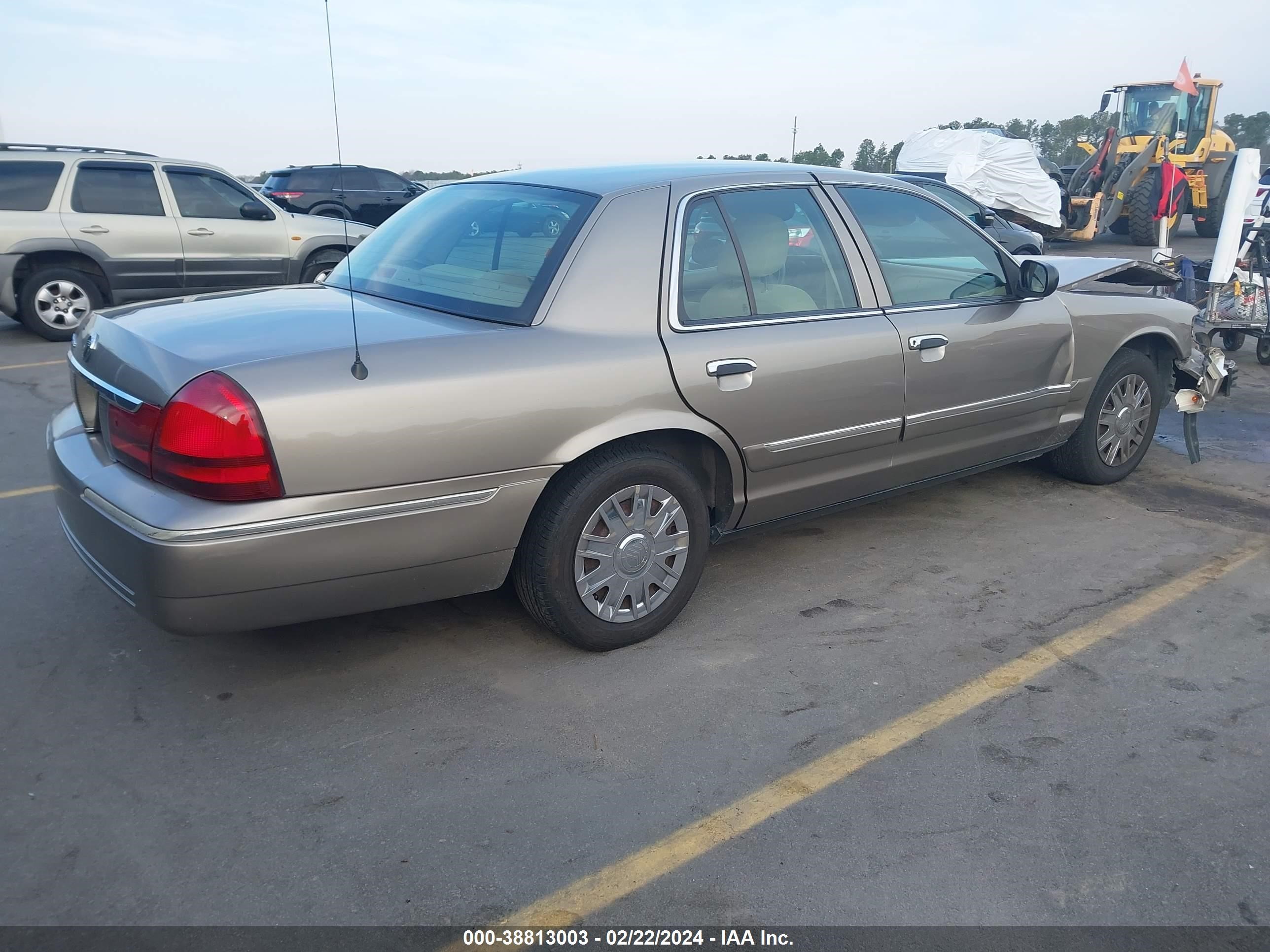 Photo 3 VIN: 2MEFM74WX5X674380 - MERCURY GRAND MARQUIS 