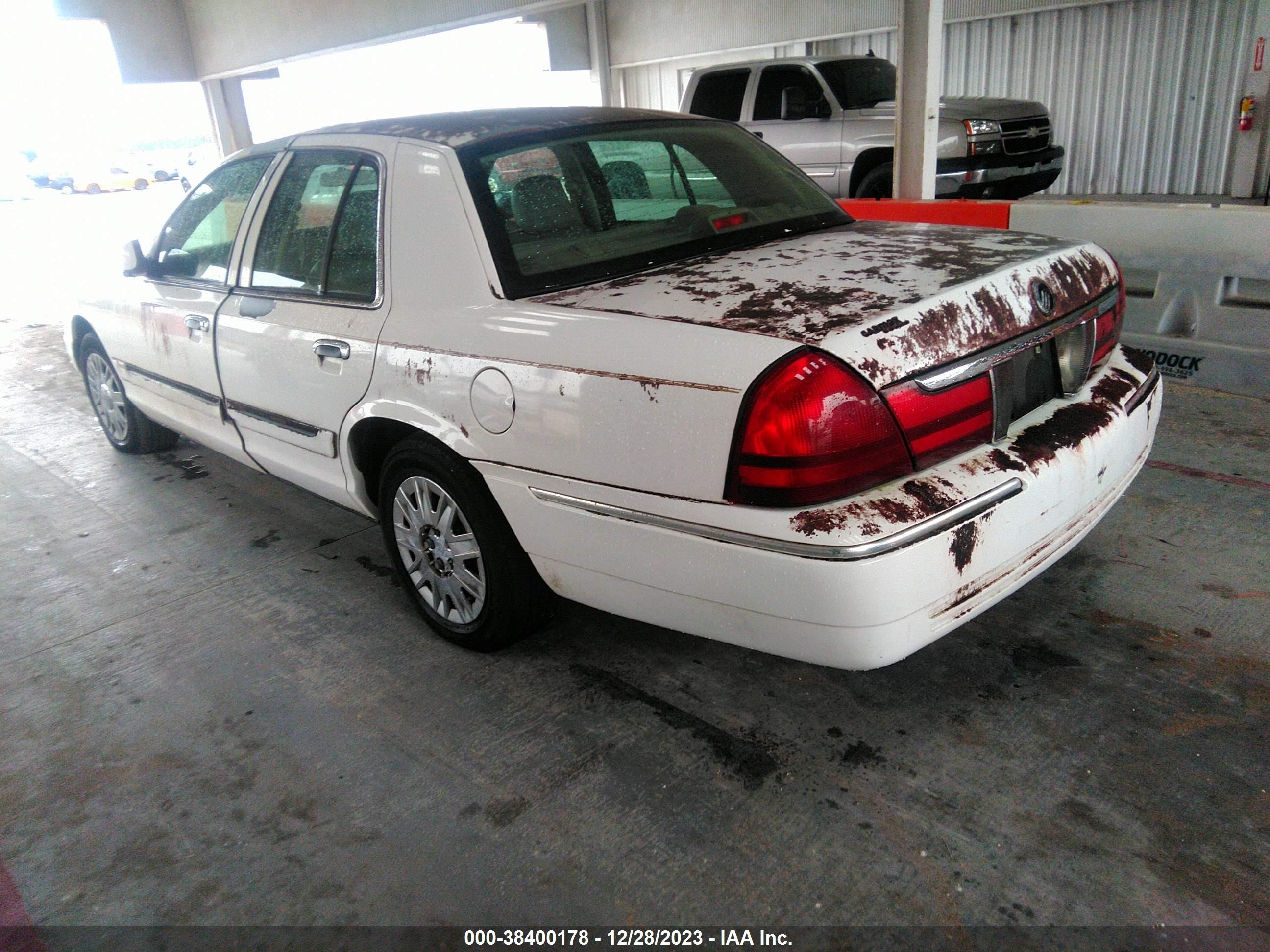 Photo 2 VIN: 2MEFM74WX5X674833 - MERCURY GRAND MARQUIS 