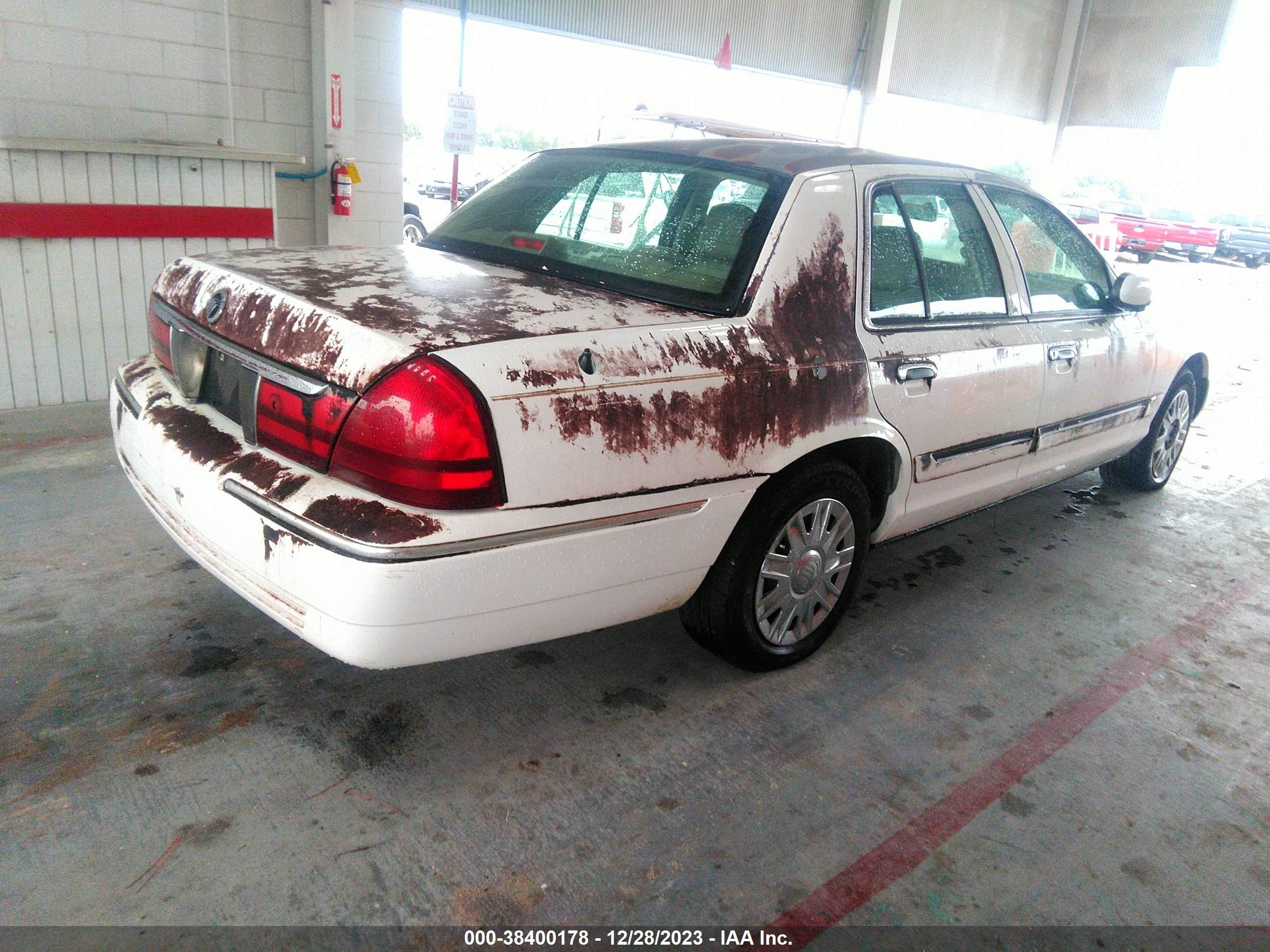 Photo 3 VIN: 2MEFM74WX5X674833 - MERCURY GRAND MARQUIS 