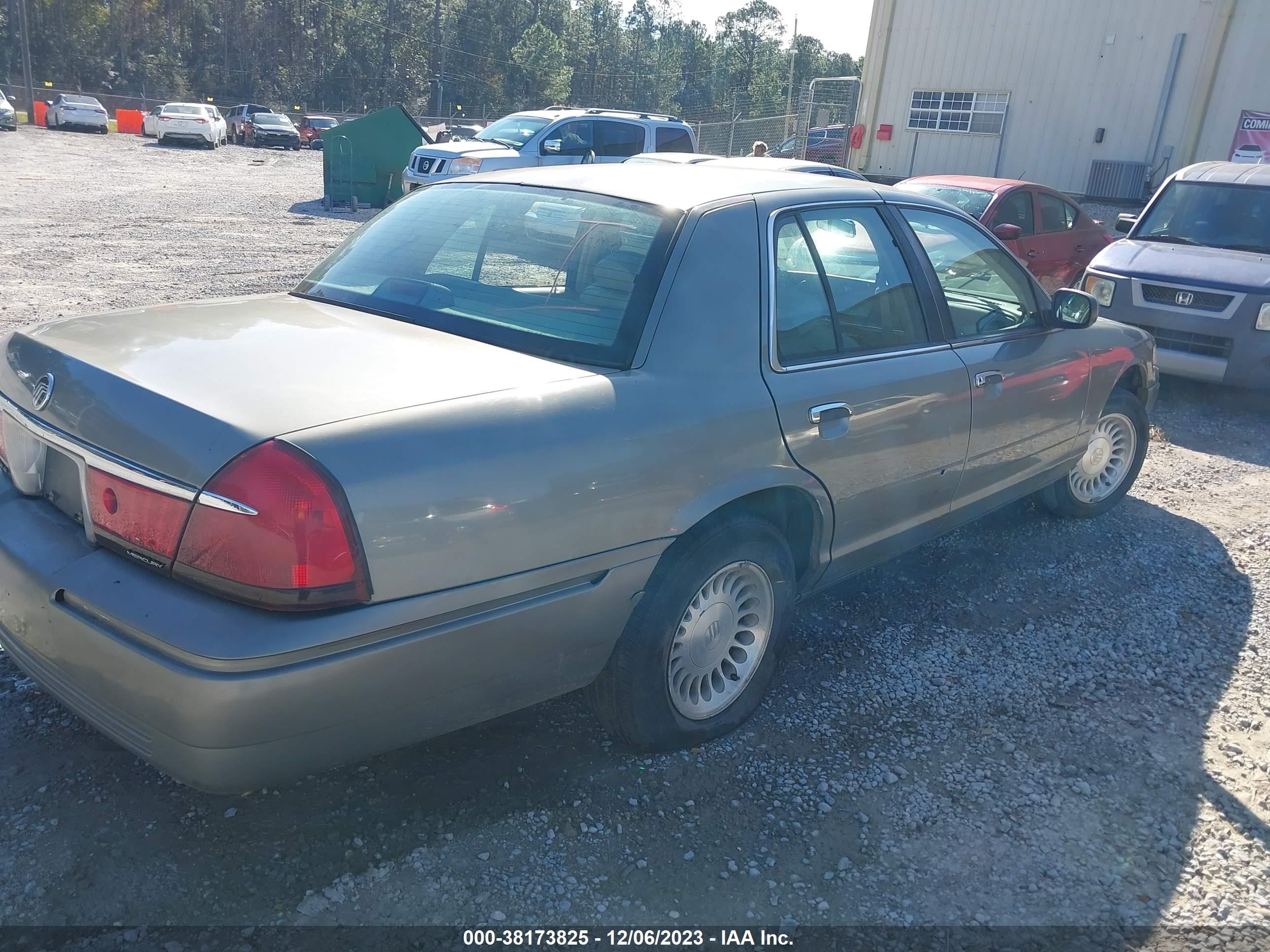 Photo 3 VIN: 2MEFM74WXWX670525 - MERCURY GRAND MARQUIS 