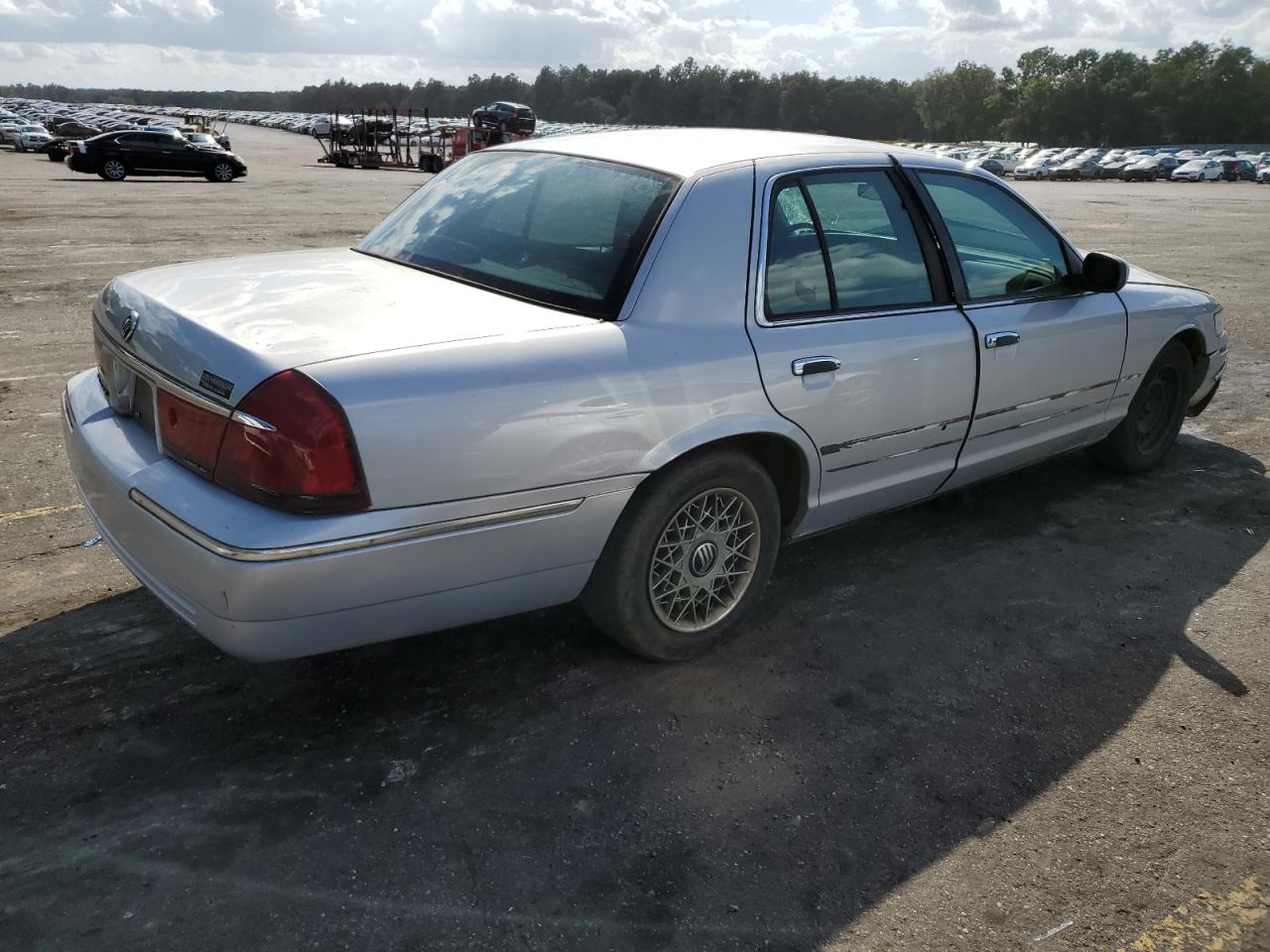 Photo 2 VIN: 2MEFM74WXXX731504 - MERCURY GRAND MARQUIS 