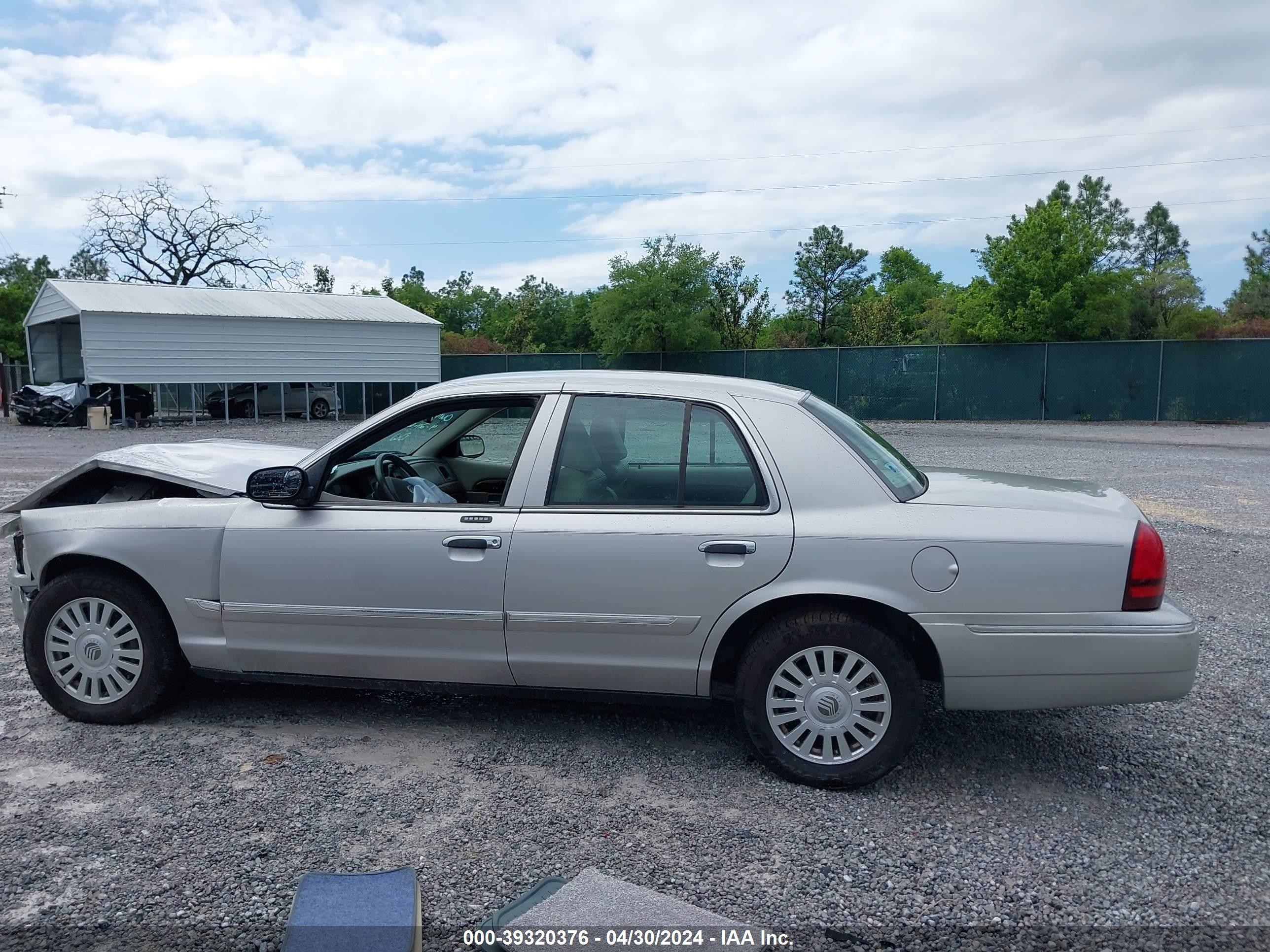 Photo 13 VIN: 2MEFM75V17X623004 - MERCURY GRAND MARQUIS 