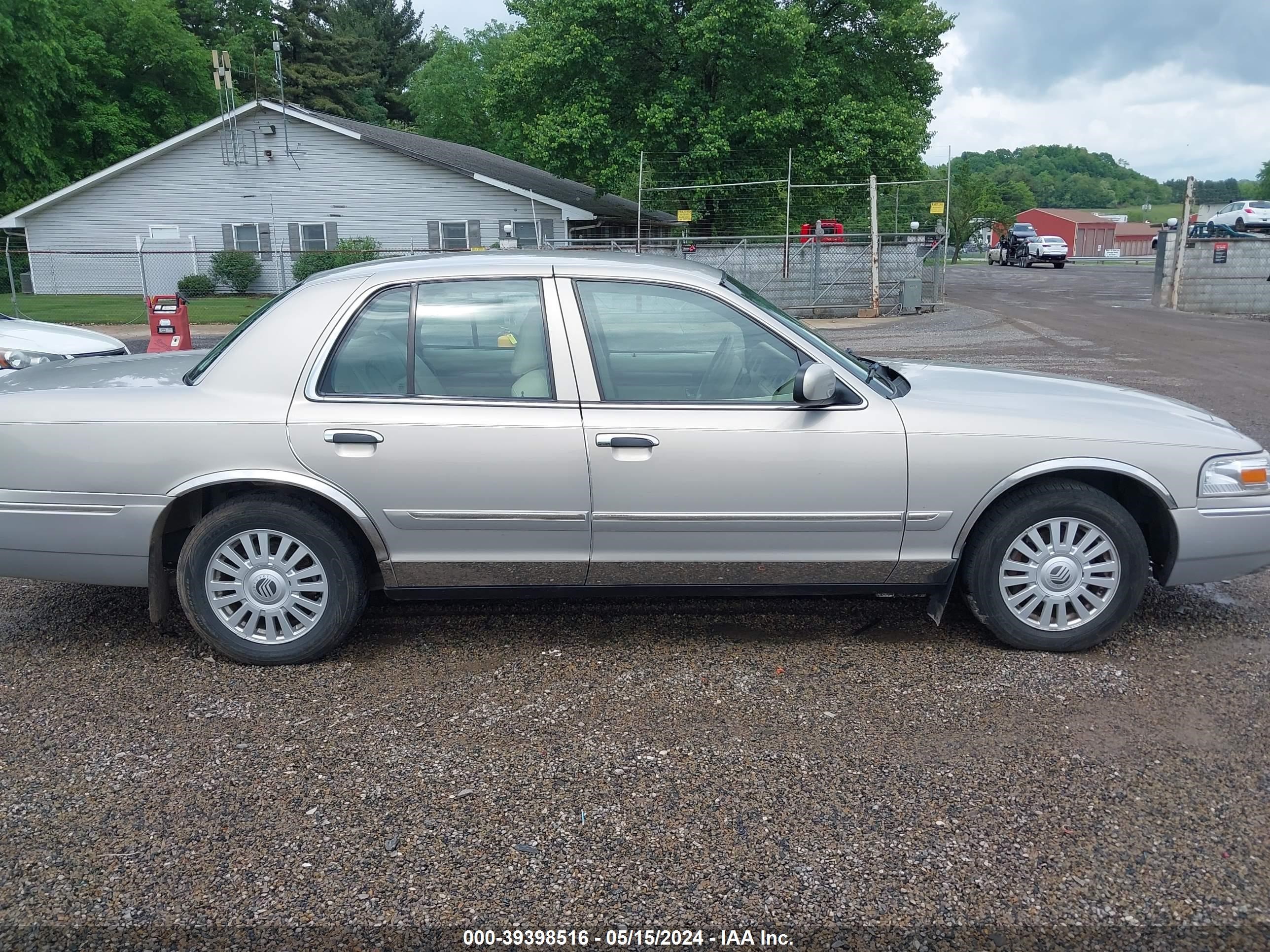 Photo 12 VIN: 2MEFM75V27X629880 - MERCURY GRAND MARQUIS 