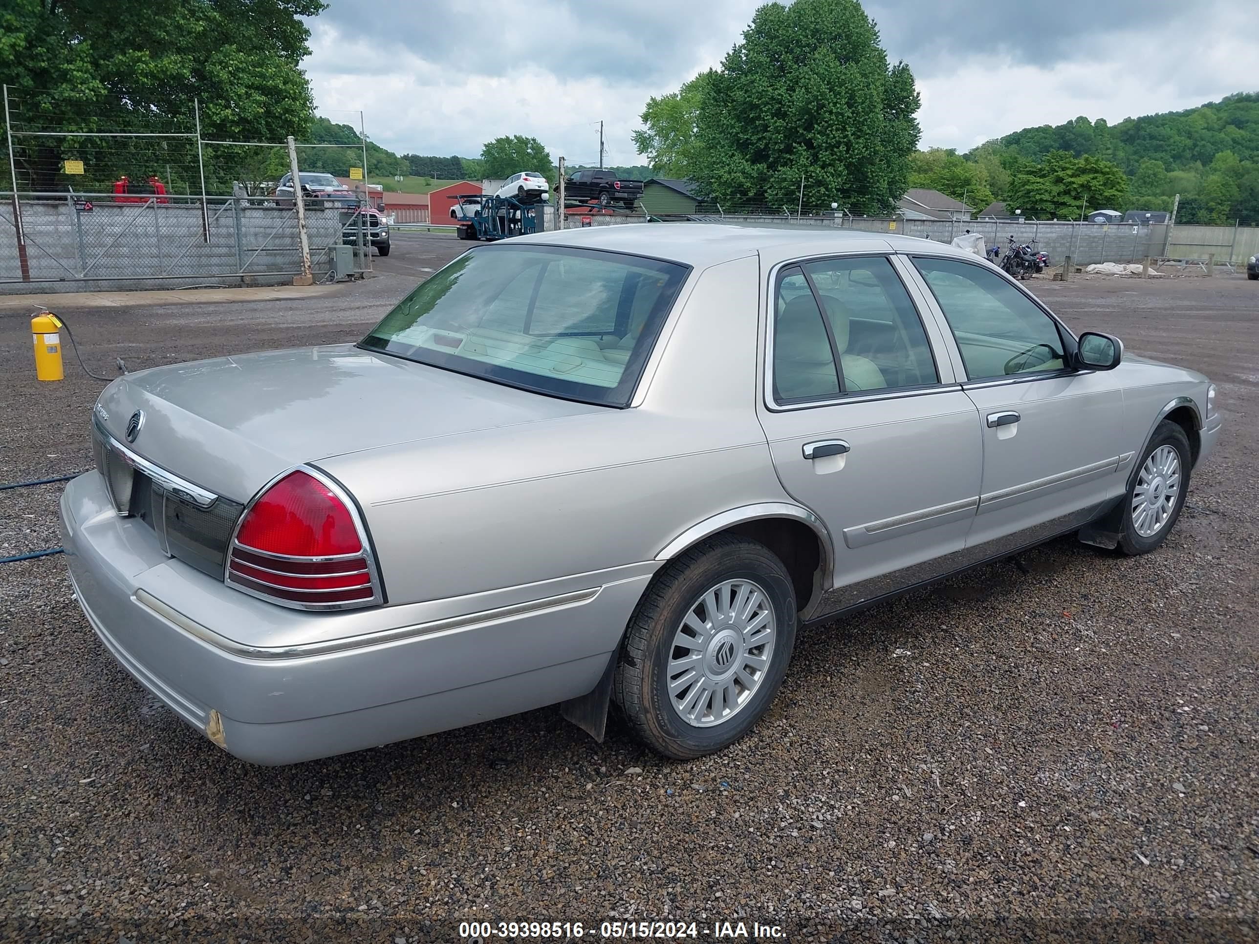 Photo 3 VIN: 2MEFM75V27X629880 - MERCURY GRAND MARQUIS 