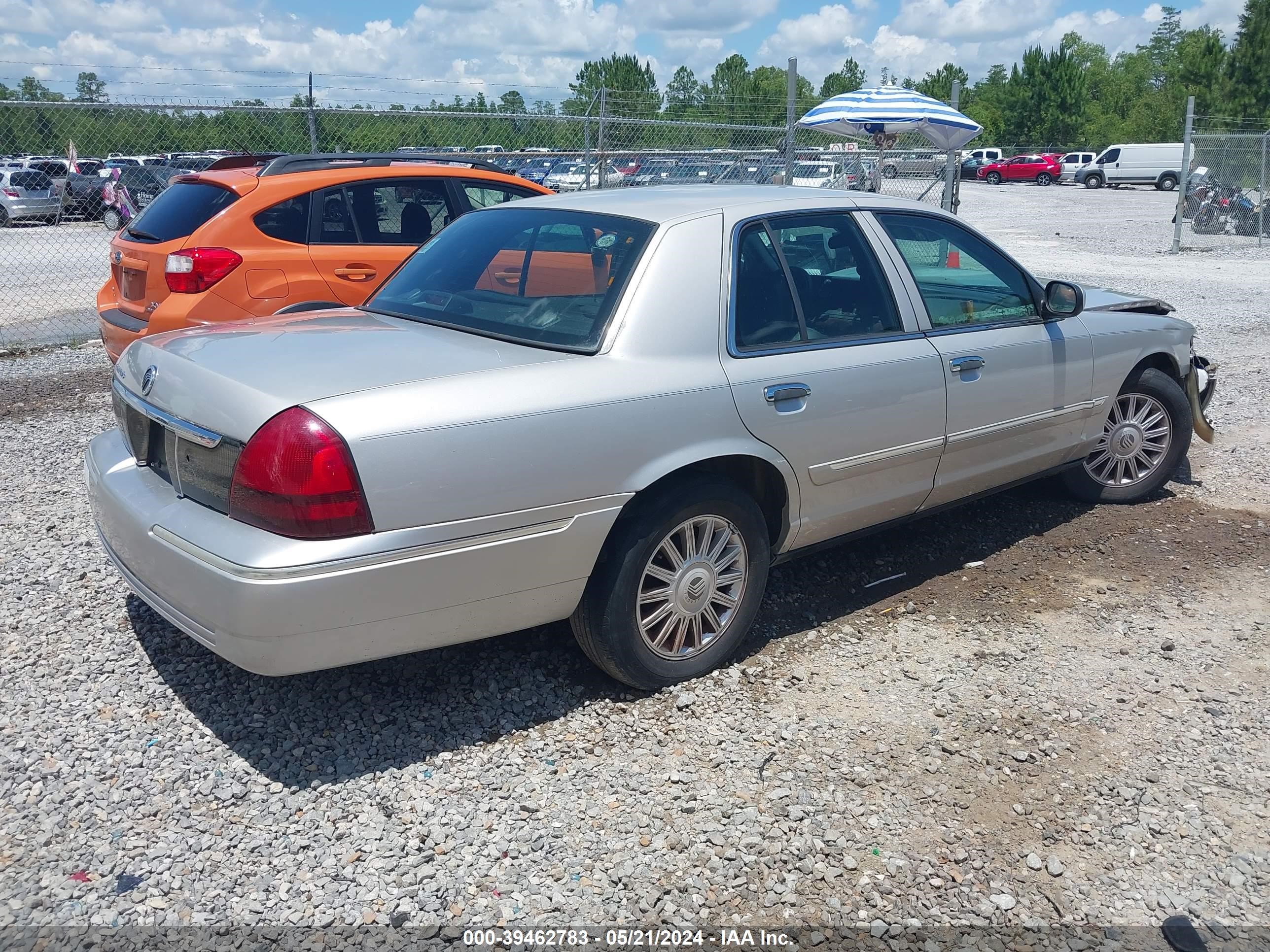 Photo 3 VIN: 2MEFM75V28X662475 - MERCURY GRAND MARQUIS 