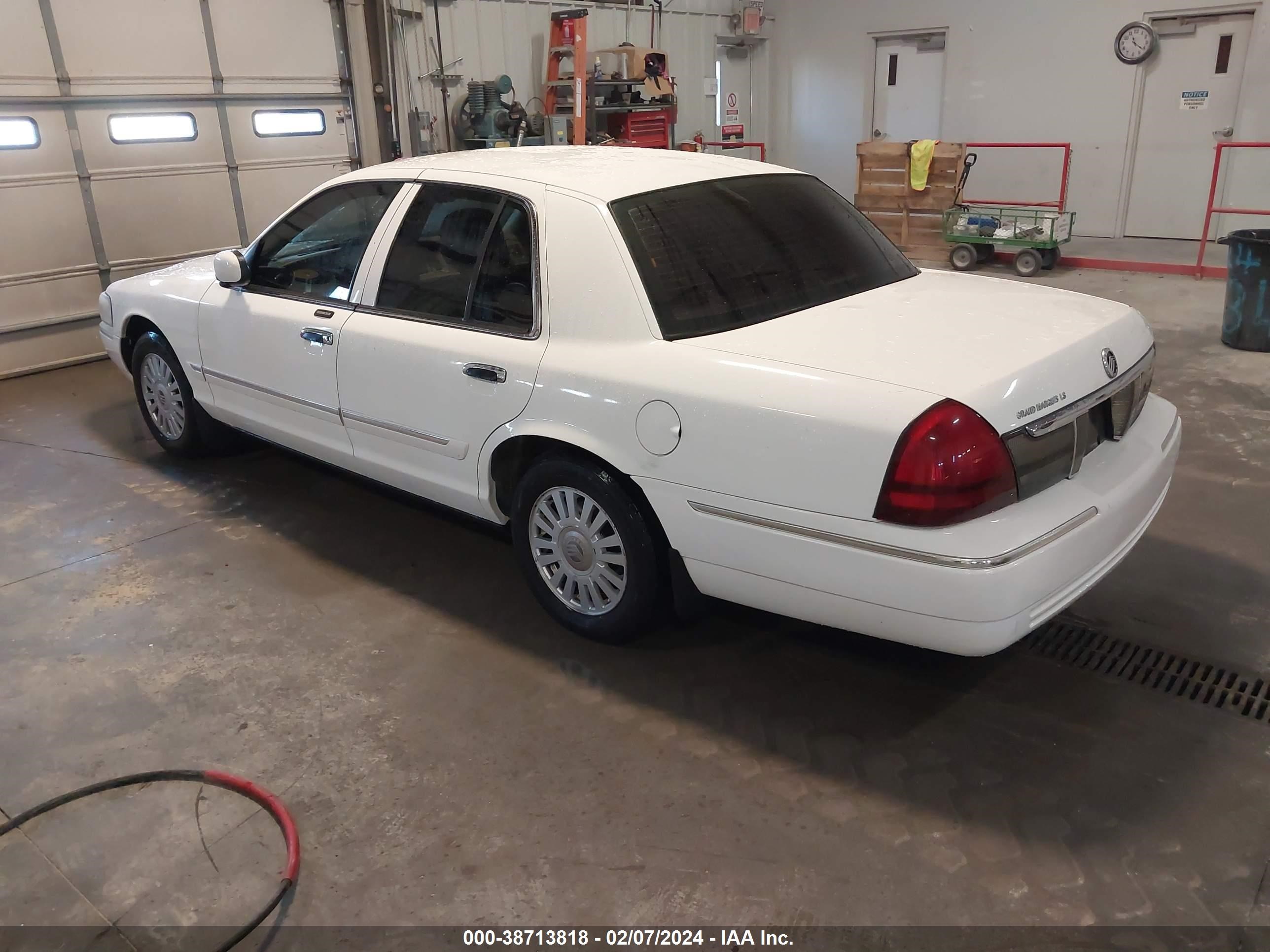 Photo 2 VIN: 2MEFM75V37X639995 - MERCURY GRAND MARQUIS 