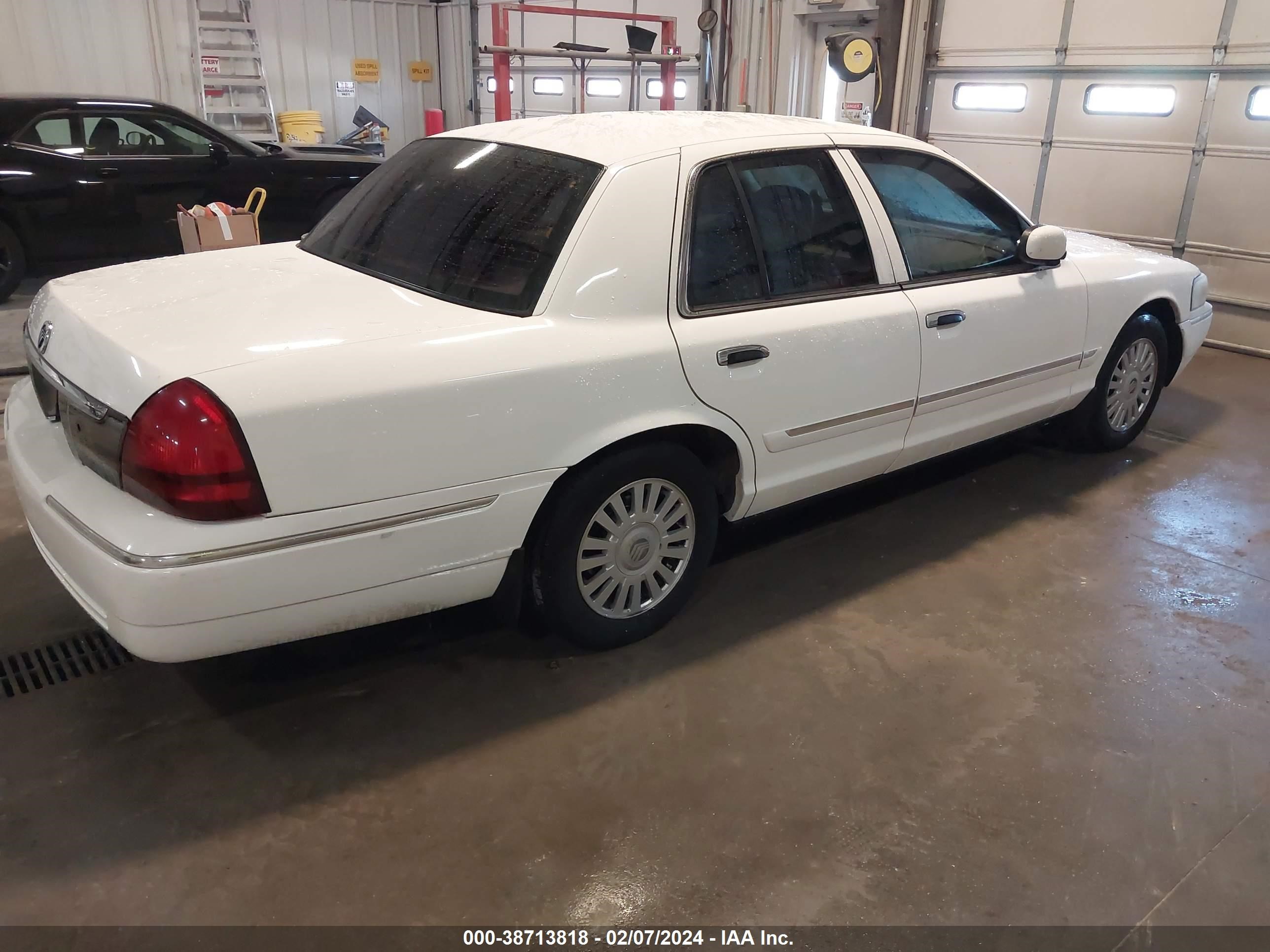 Photo 3 VIN: 2MEFM75V37X639995 - MERCURY GRAND MARQUIS 