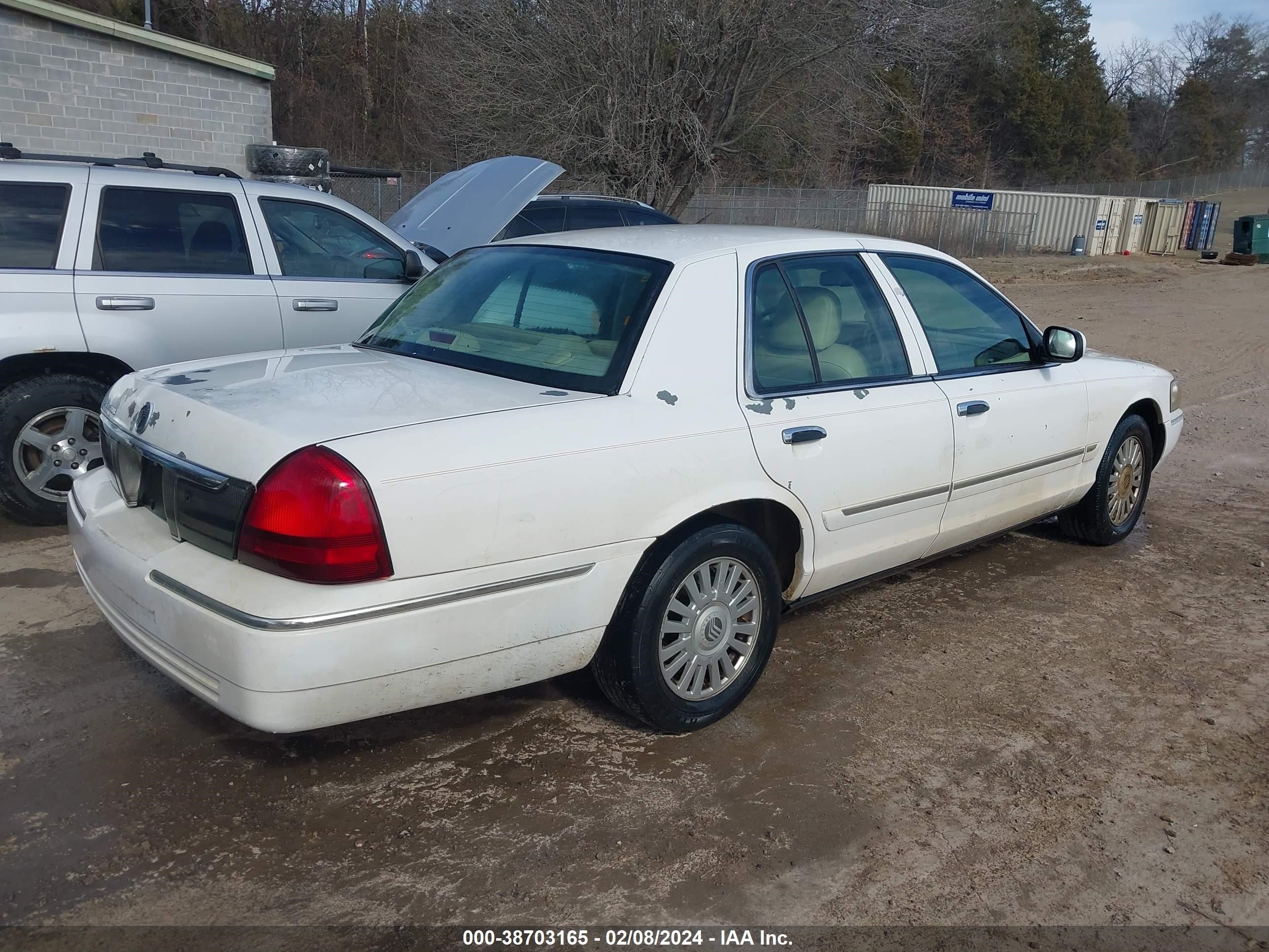 Photo 3 VIN: 2MEFM75V38X602608 - MERCURY GRAND MARQUIS 