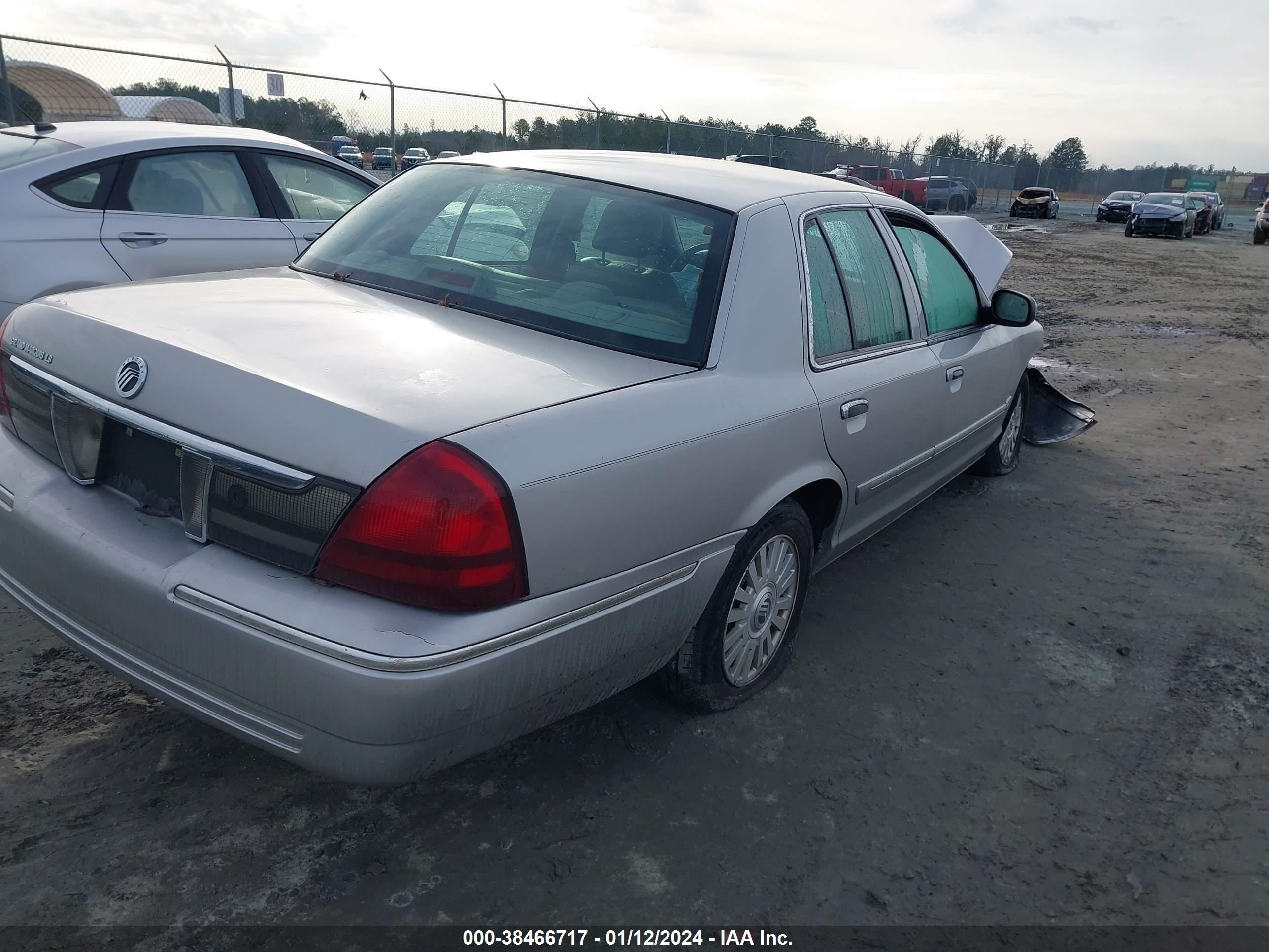 Photo 3 VIN: 2MEFM75V46X641639 - MERCURY GRAND MARQUIS 