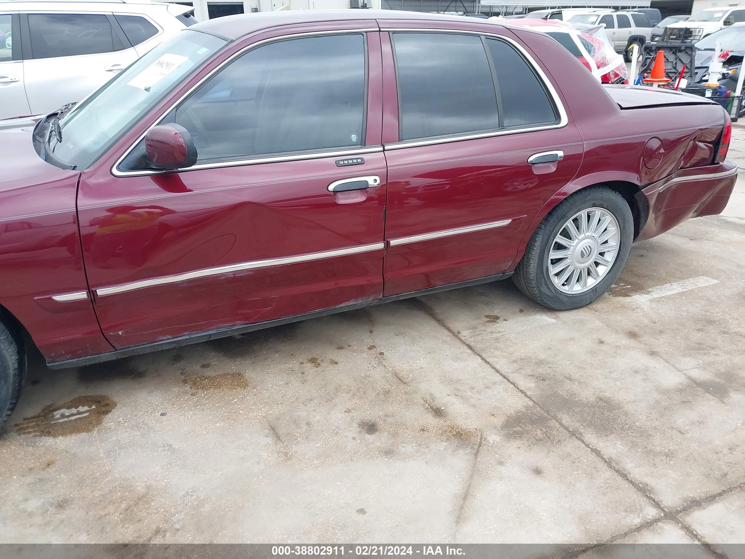 Photo 17 VIN: 2MEFM75V48X659321 - MERCURY GRAND MARQUIS 