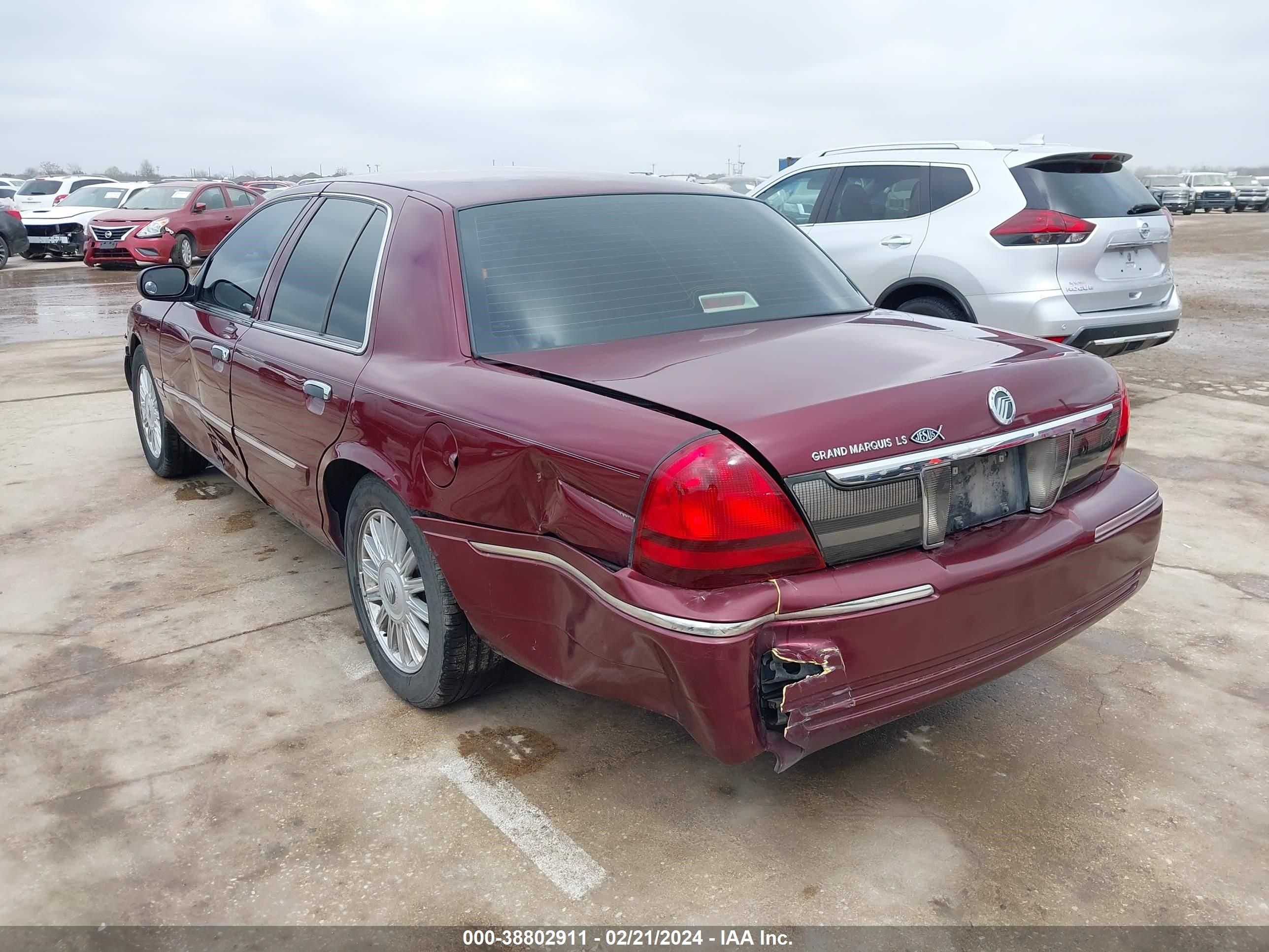 Photo 2 VIN: 2MEFM75V48X659321 - MERCURY GRAND MARQUIS 