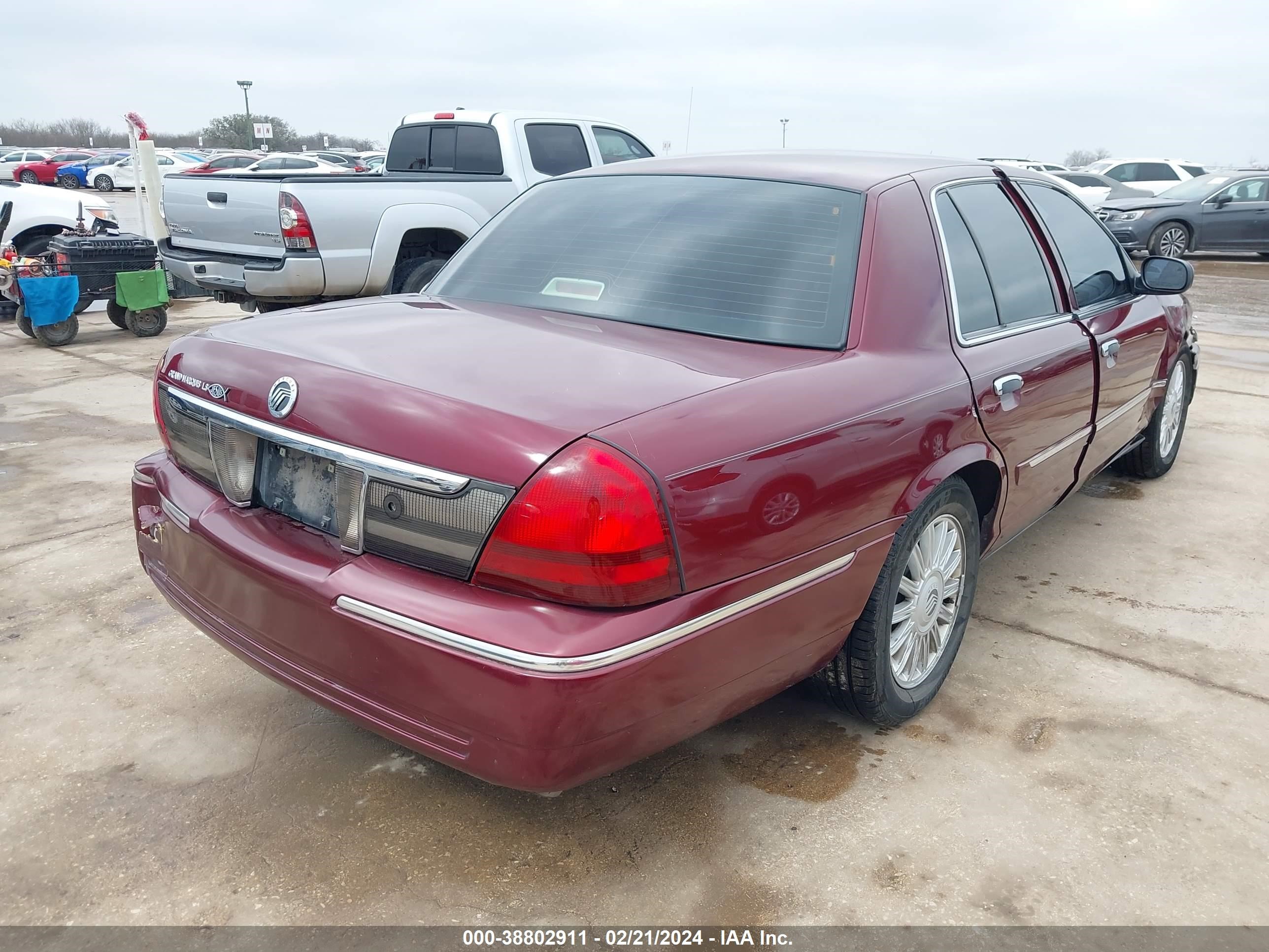 Photo 3 VIN: 2MEFM75V48X659321 - MERCURY GRAND MARQUIS 