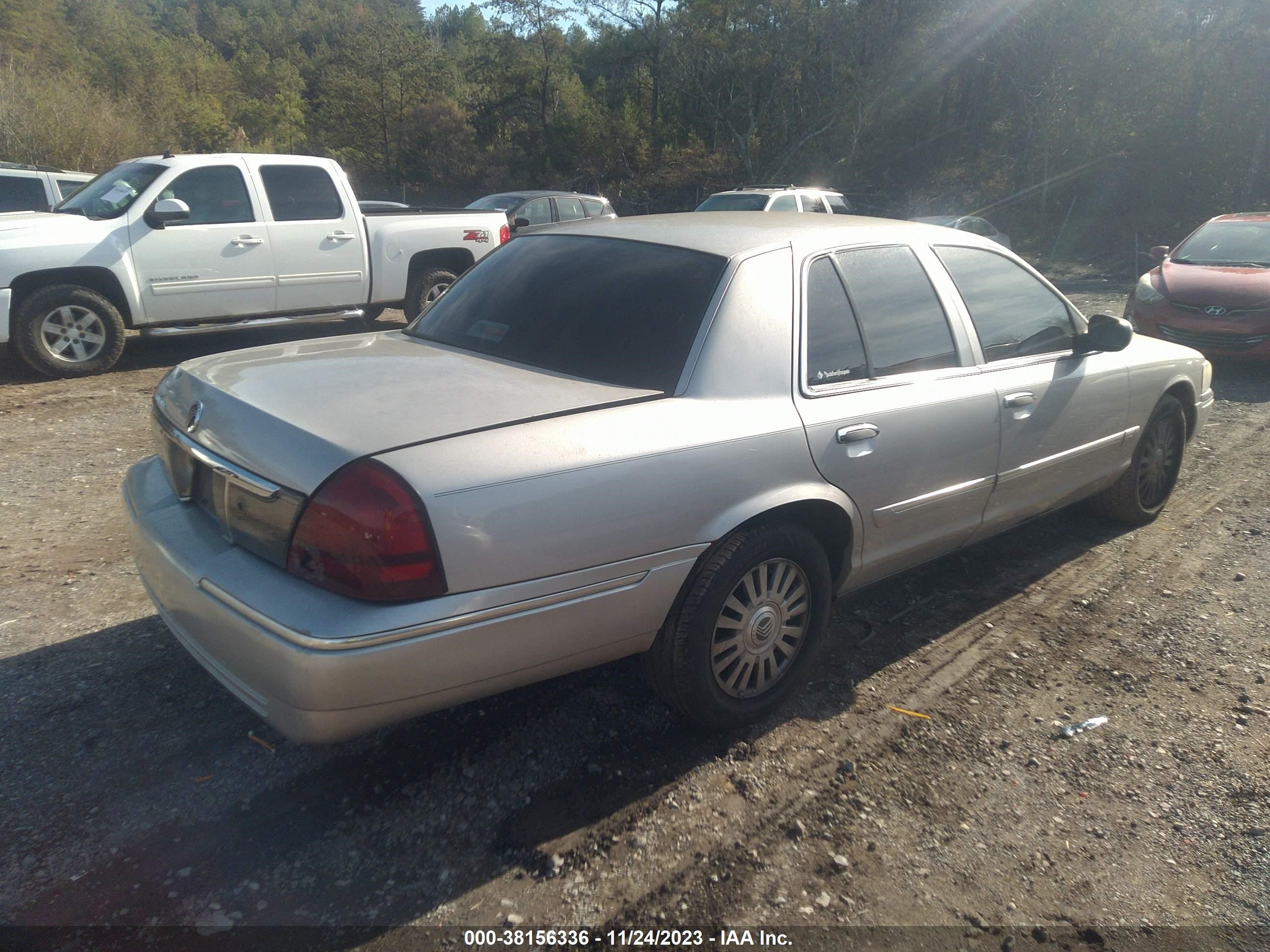 Photo 3 VIN: 2MEFM75V66X650701 - MERCURY GRAND MARQUIS 