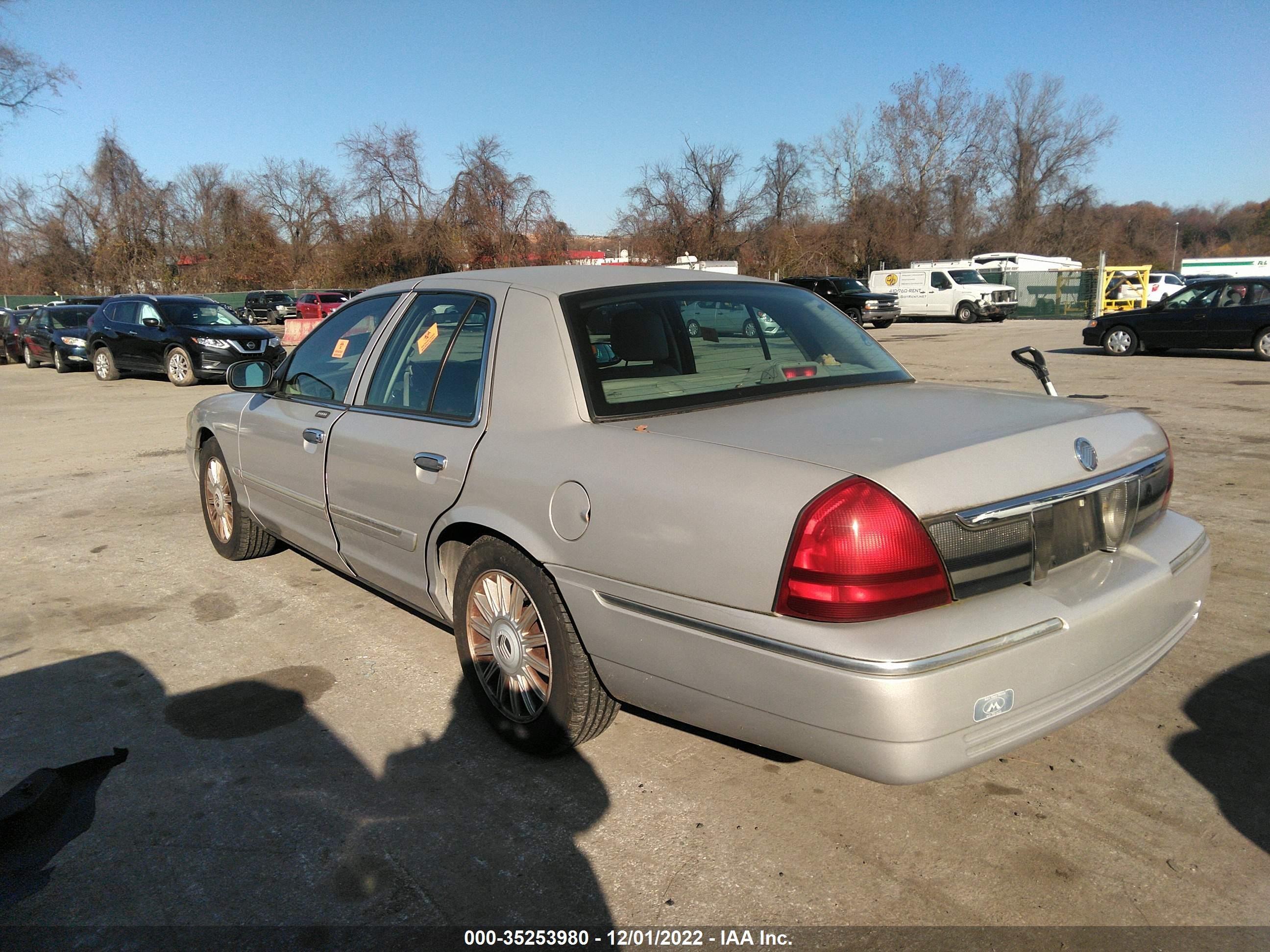 Photo 2 VIN: 2MEFM75V68X647946 - MERCURY GRAND MARQUIS 