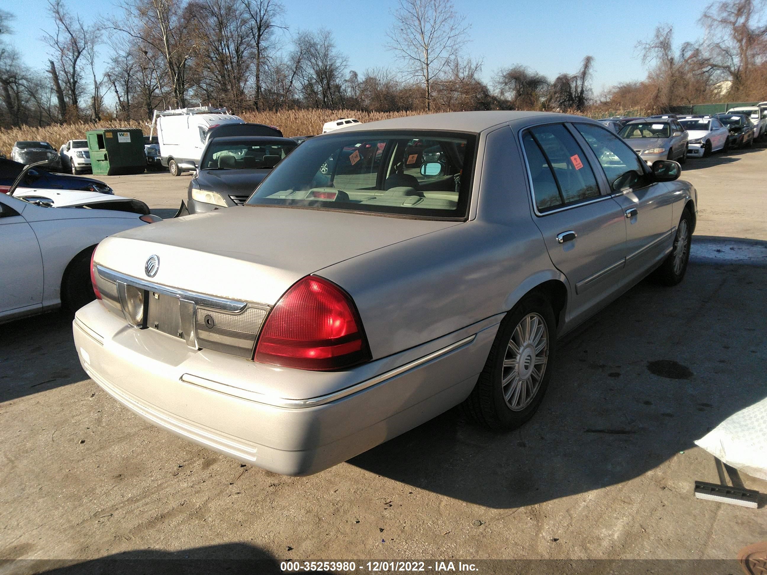 Photo 3 VIN: 2MEFM75V68X647946 - MERCURY GRAND MARQUIS 