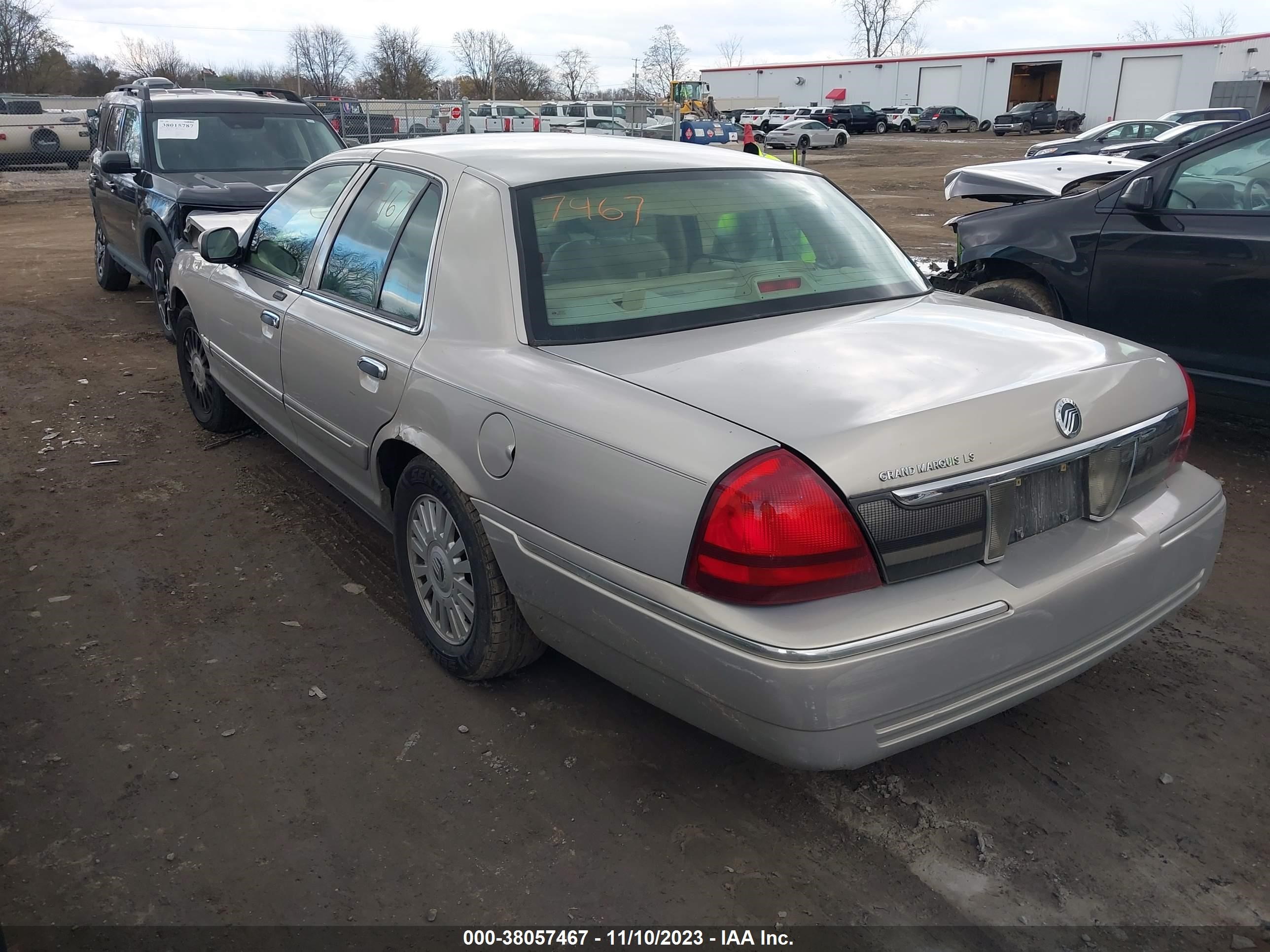 Photo 2 VIN: 2MEFM75V78X627723 - MERCURY GRAND MARQUIS 