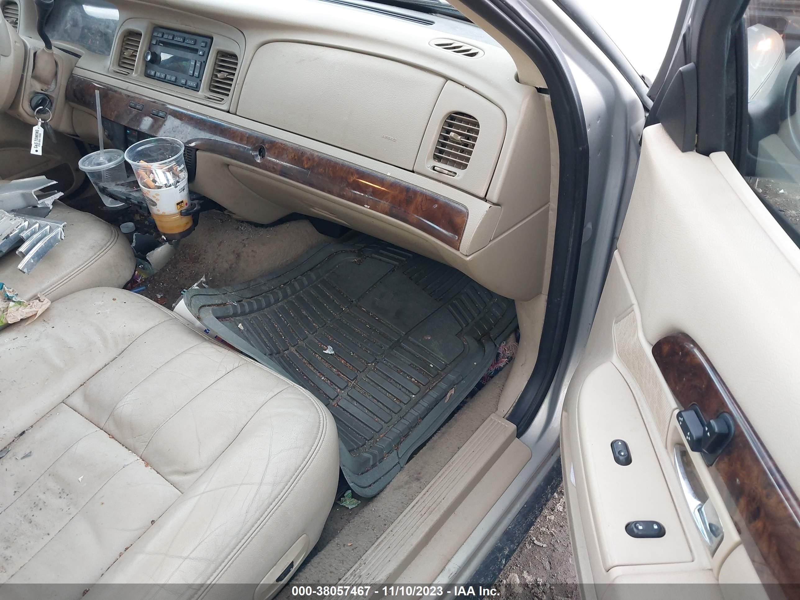 Photo 4 VIN: 2MEFM75V78X627723 - MERCURY GRAND MARQUIS 