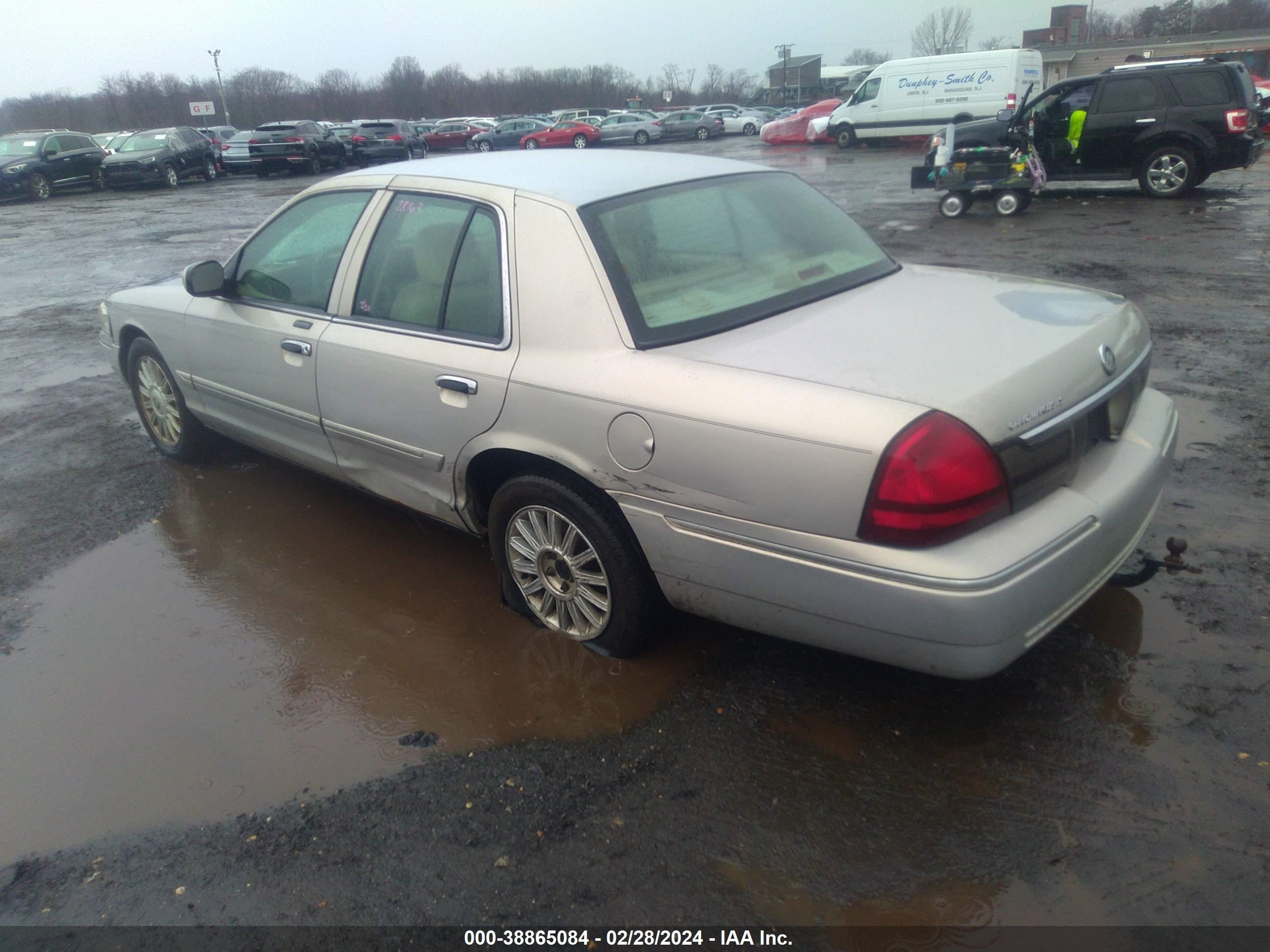 Photo 2 VIN: 2MEFM75V78X658146 - MERCURY GRAND MARQUIS 