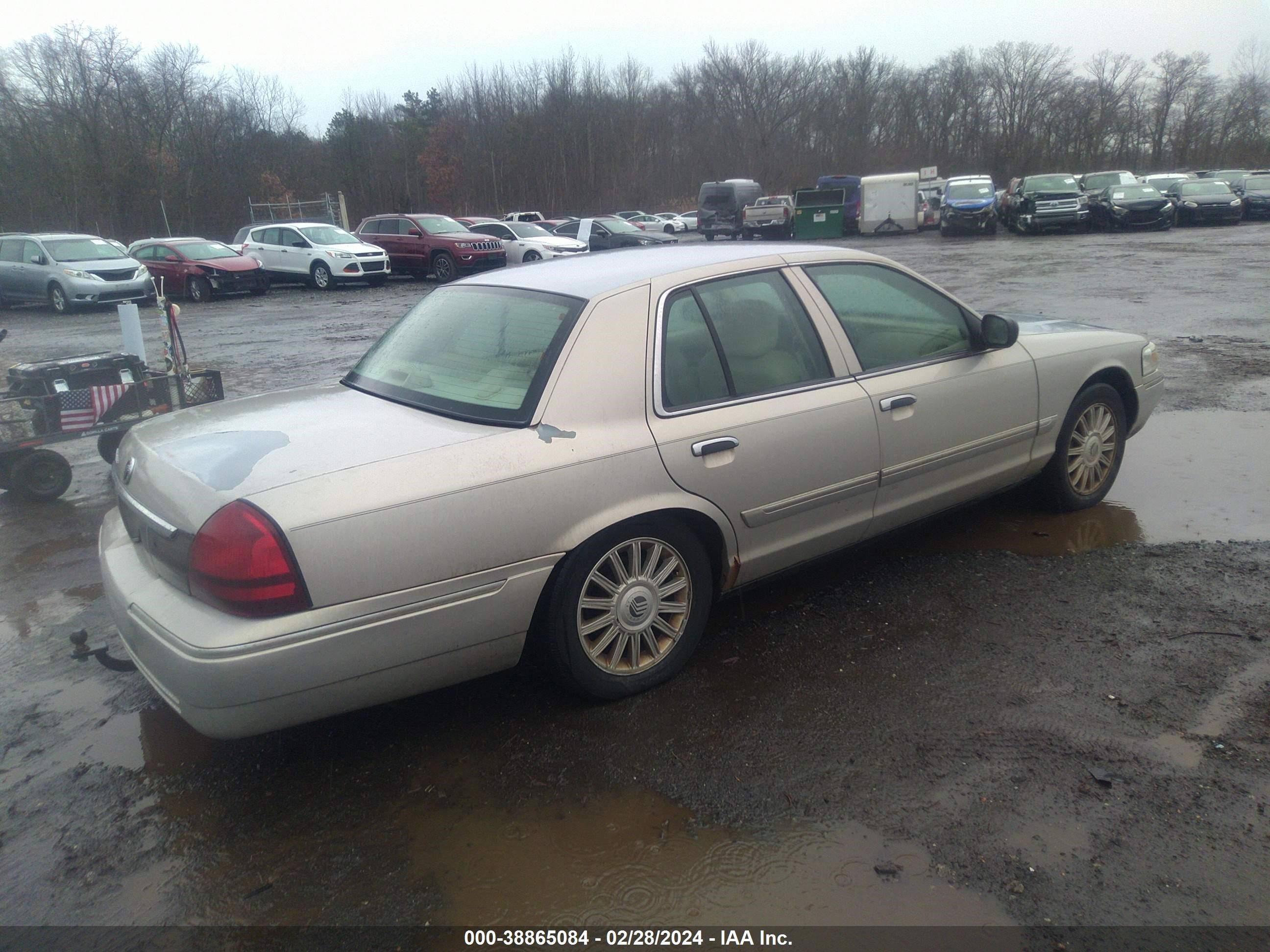 Photo 3 VIN: 2MEFM75V78X658146 - MERCURY GRAND MARQUIS 