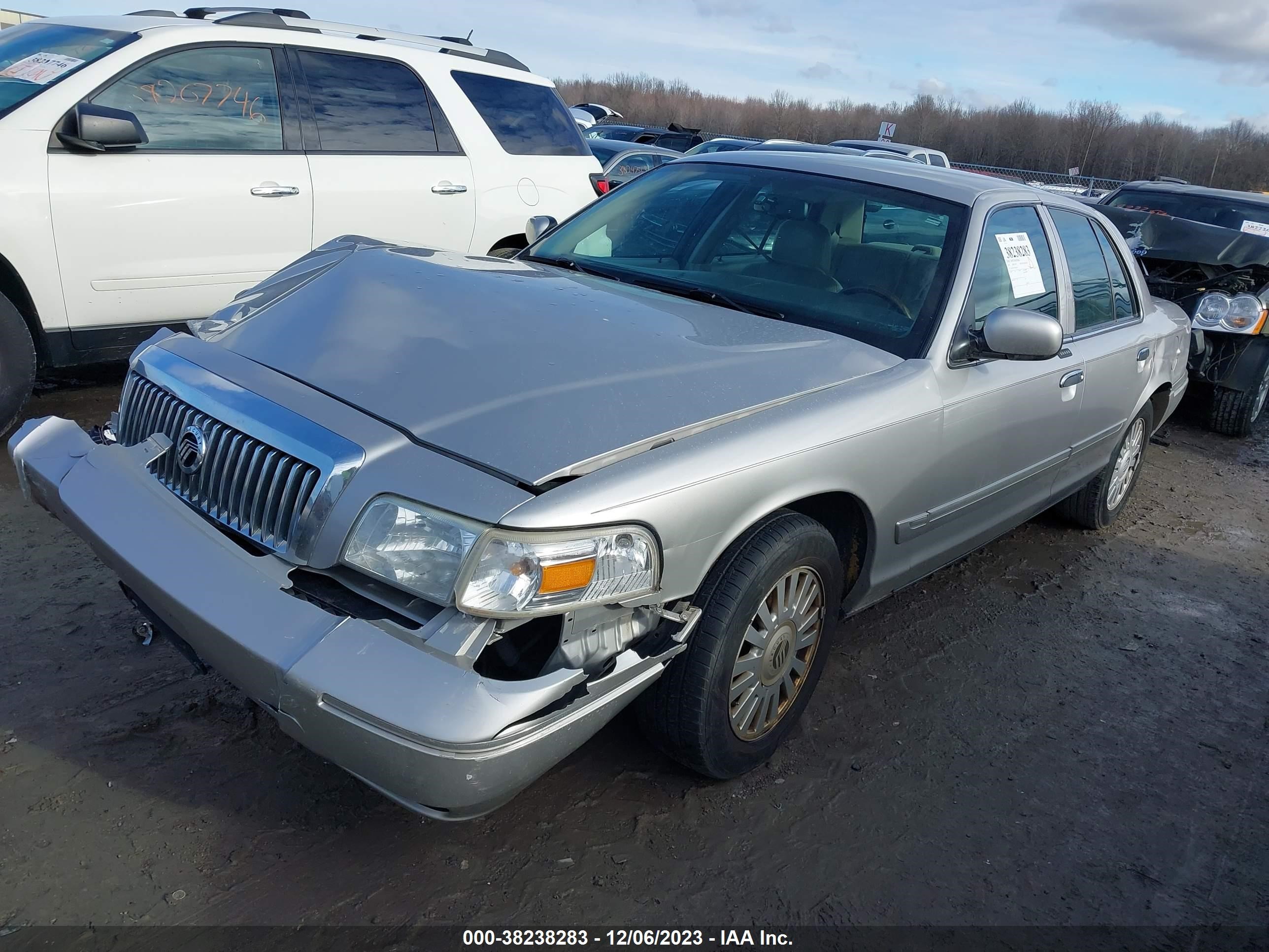 Photo 1 VIN: 2MEFM75V87X605356 - MERCURY GRAND MARQUIS 