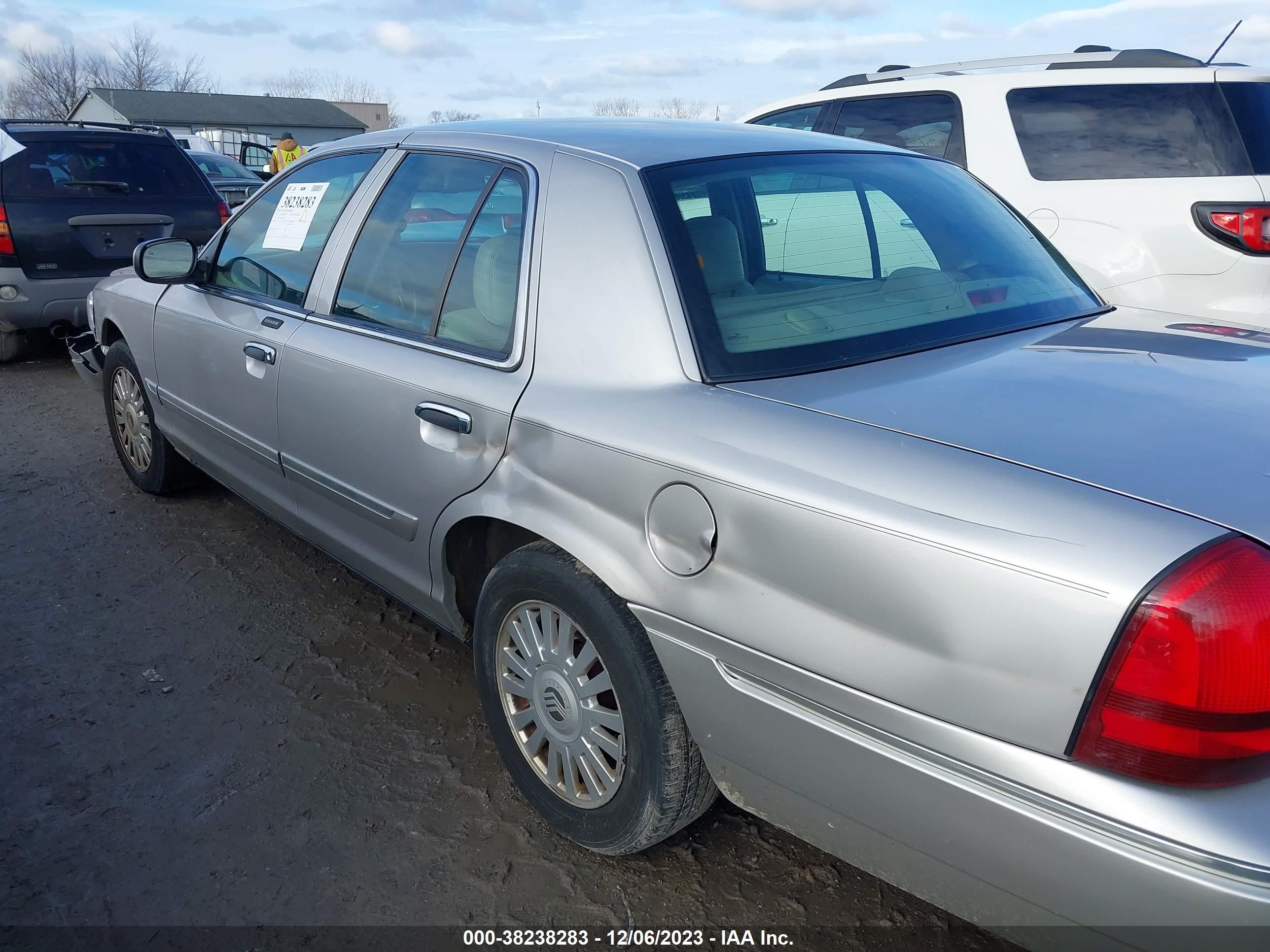 Photo 13 VIN: 2MEFM75V87X605356 - MERCURY GRAND MARQUIS 