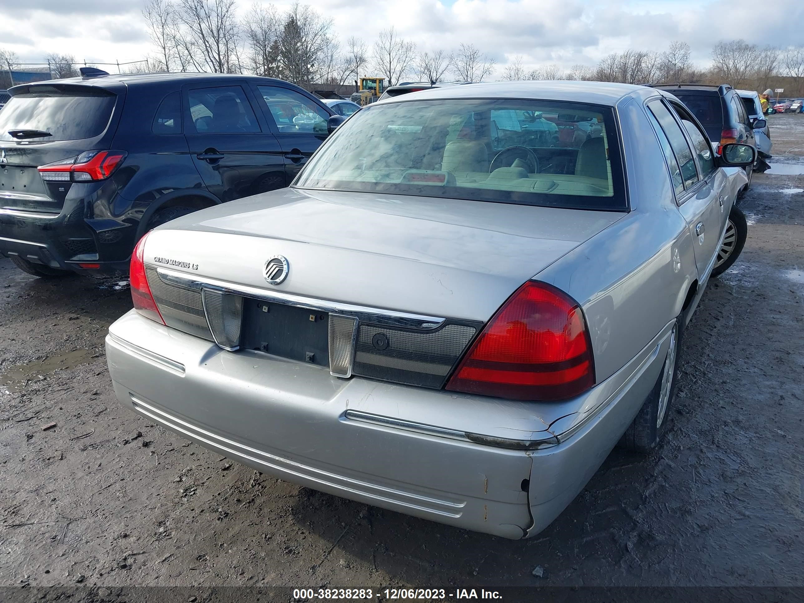 Photo 15 VIN: 2MEFM75V87X605356 - MERCURY GRAND MARQUIS 