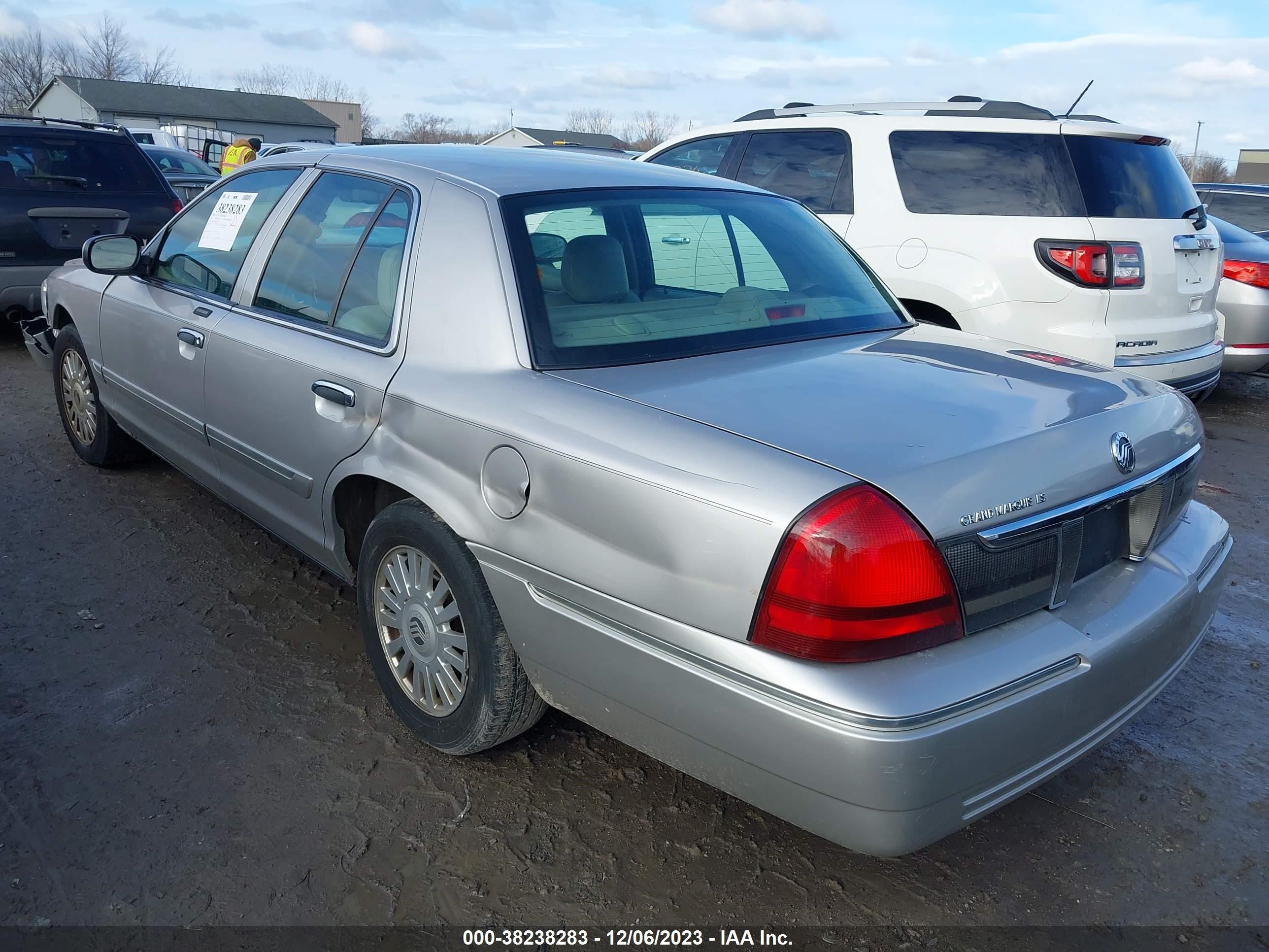 Photo 2 VIN: 2MEFM75V87X605356 - MERCURY GRAND MARQUIS 