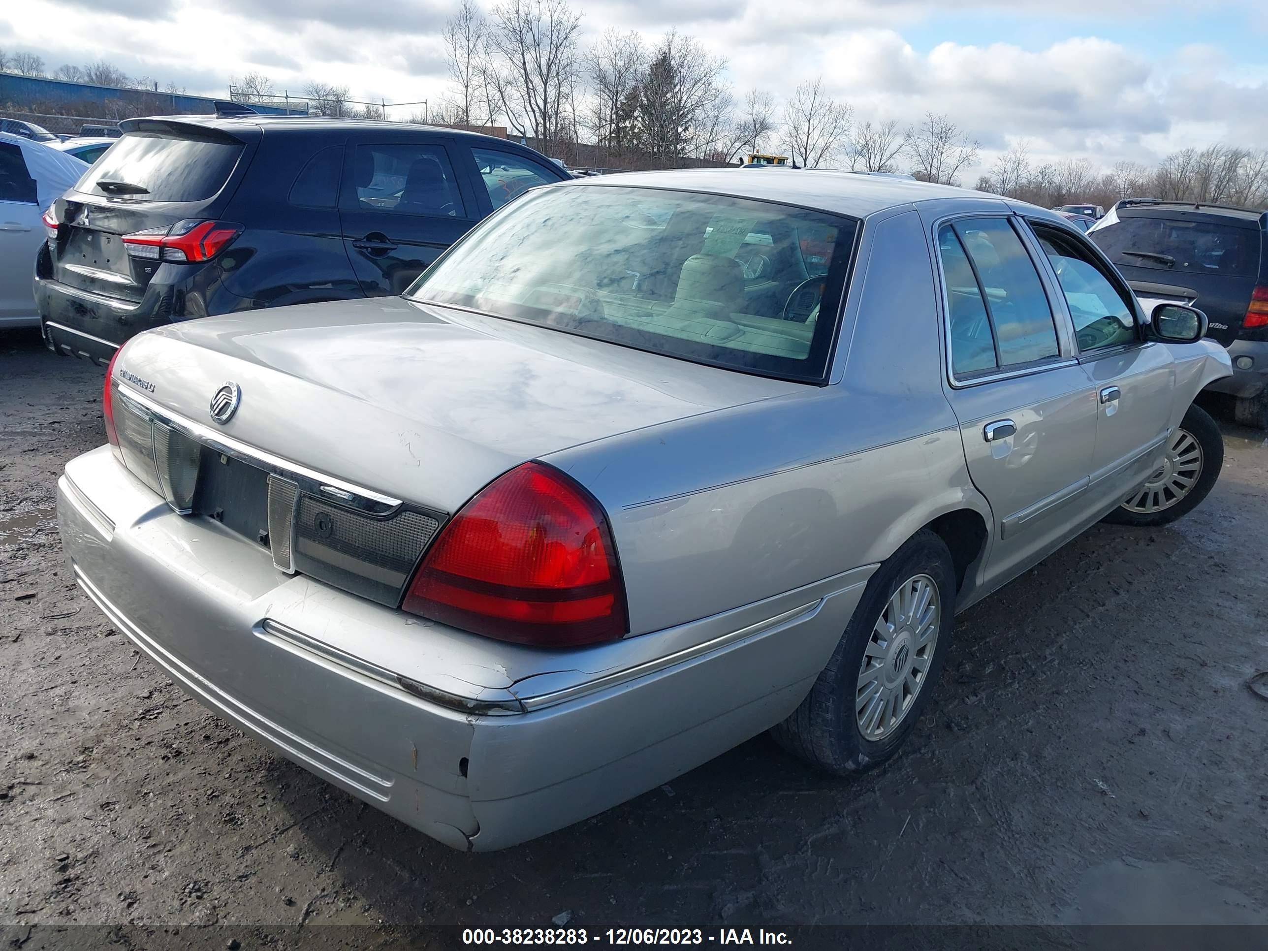 Photo 3 VIN: 2MEFM75V87X605356 - MERCURY GRAND MARQUIS 