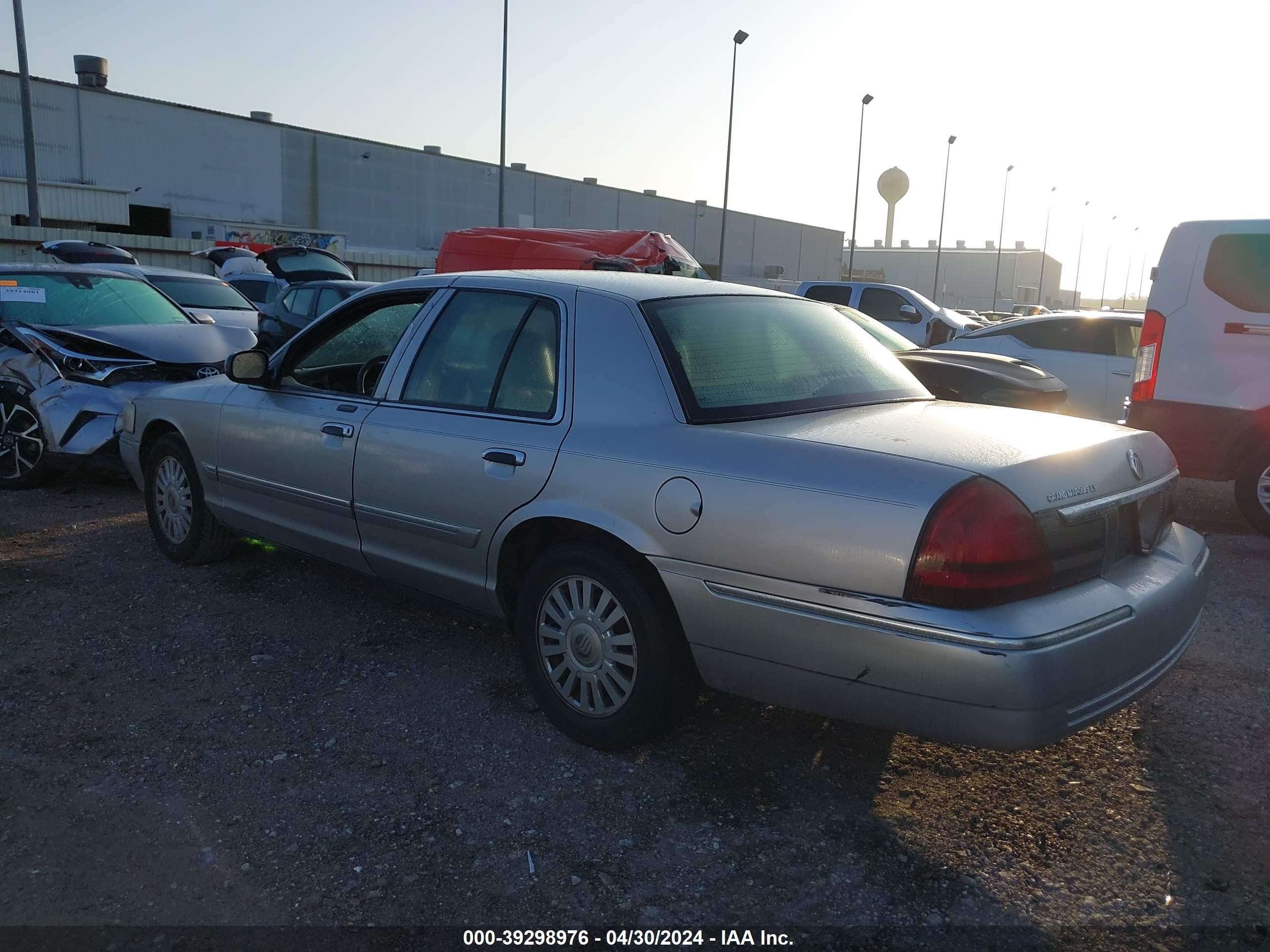 Photo 2 VIN: 2MEFM75V88X615323 - MERCURY GRAND MARQUIS 