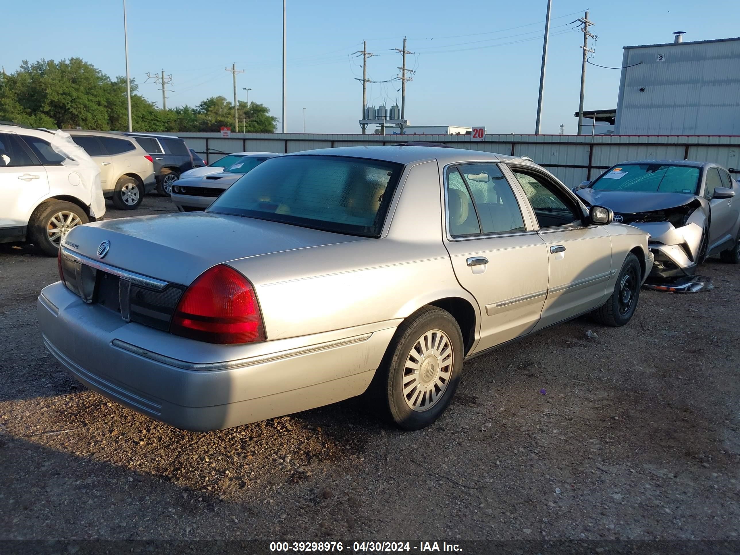 Photo 3 VIN: 2MEFM75V88X615323 - MERCURY GRAND MARQUIS 