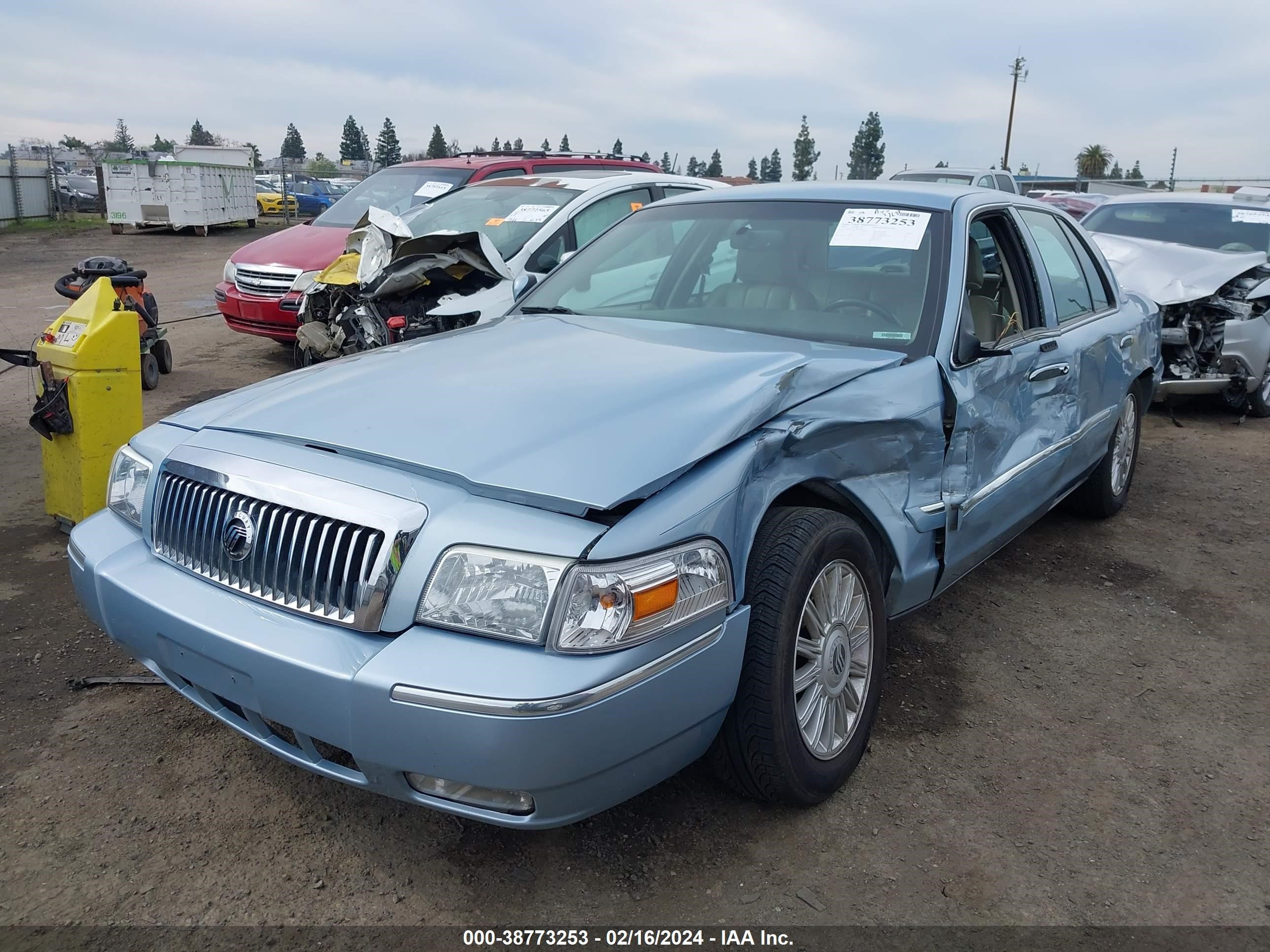 Photo 1 VIN: 2MEFM75V88X651710 - MERCURY GRAND MARQUIS 