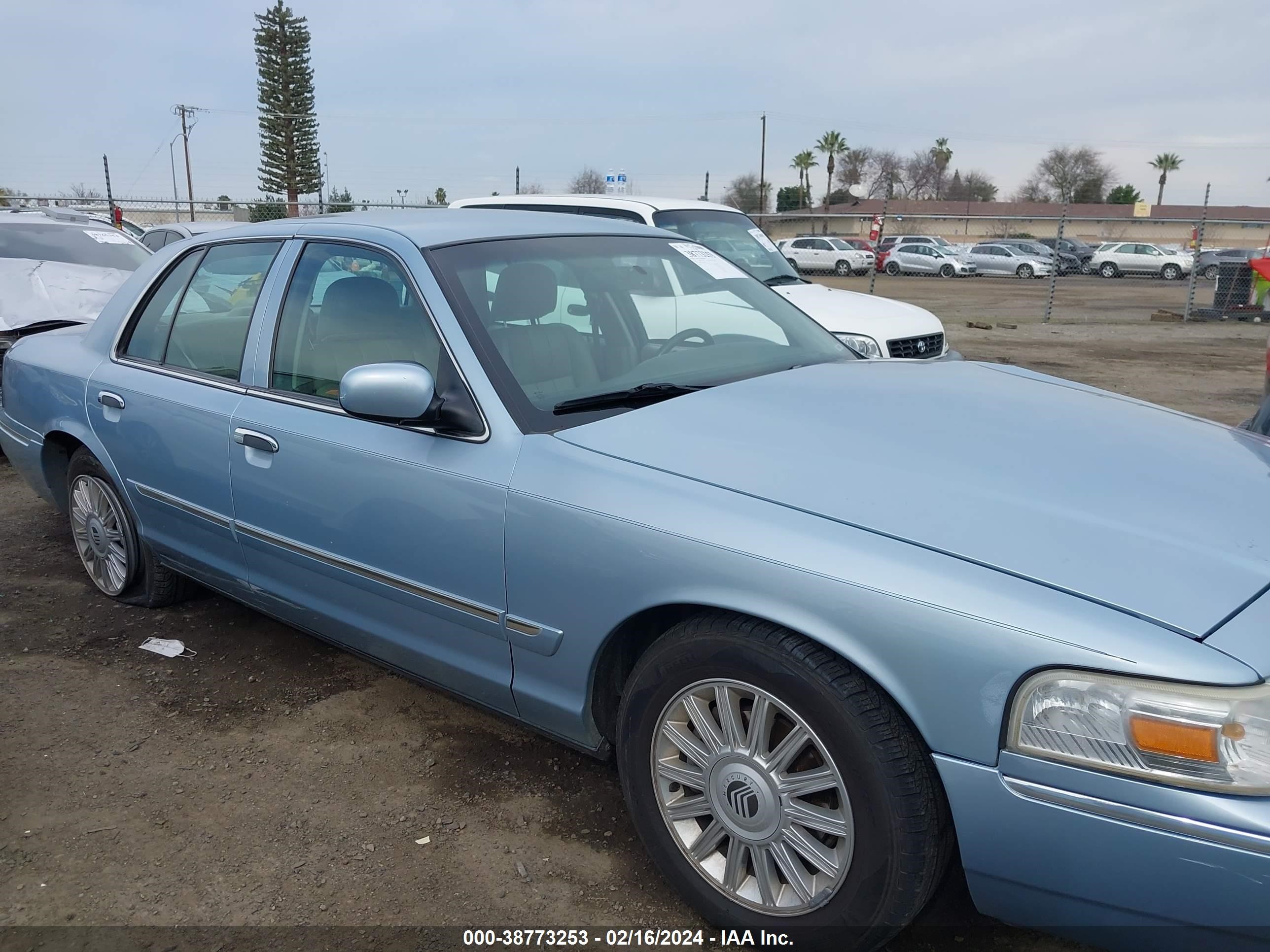 Photo 12 VIN: 2MEFM75V88X651710 - MERCURY GRAND MARQUIS 