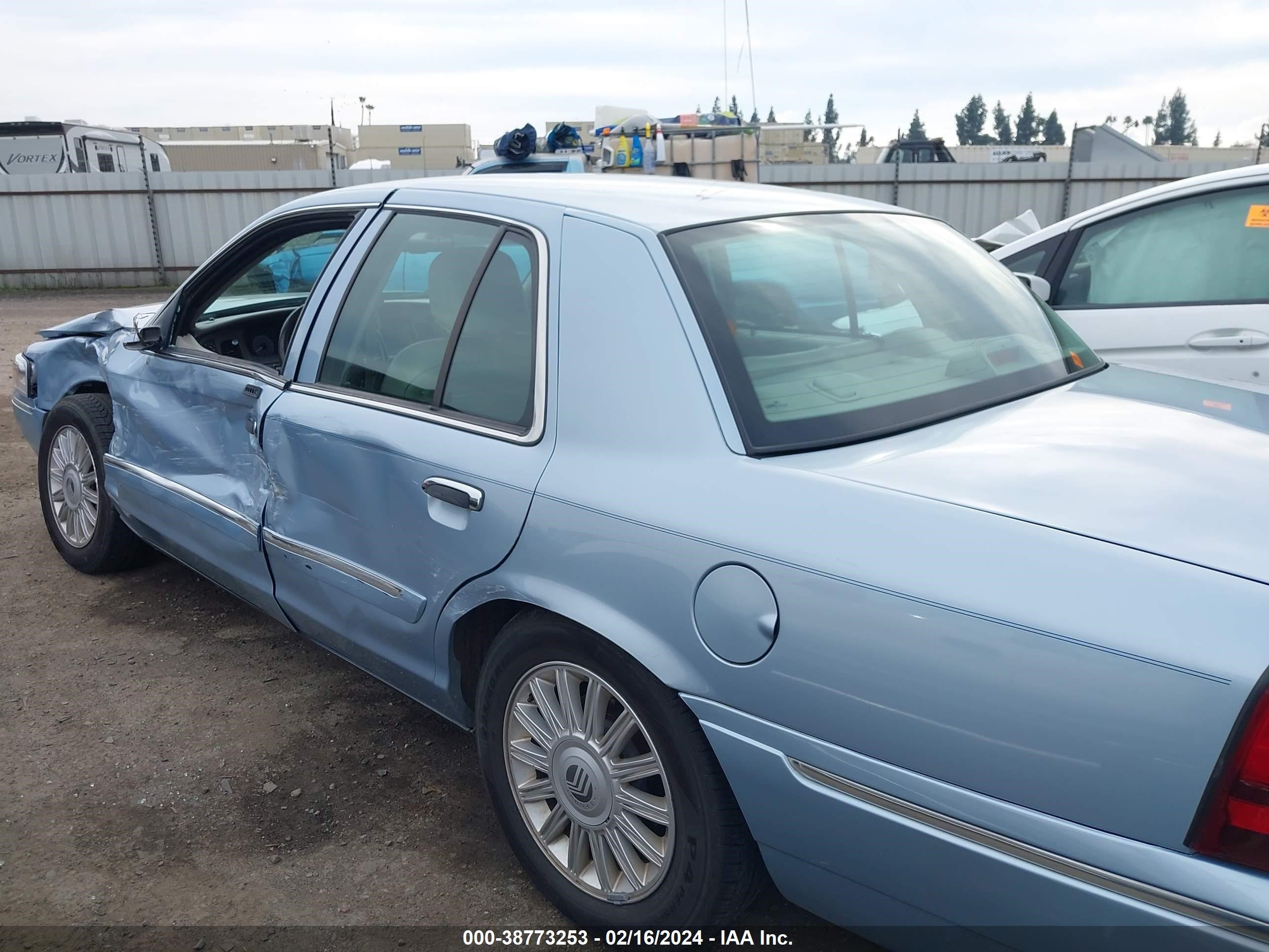 Photo 13 VIN: 2MEFM75V88X651710 - MERCURY GRAND MARQUIS 