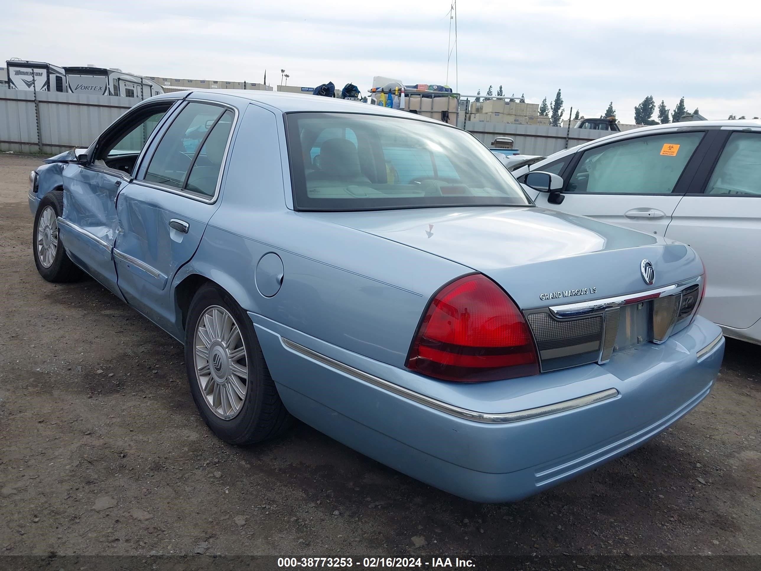 Photo 2 VIN: 2MEFM75V88X651710 - MERCURY GRAND MARQUIS 