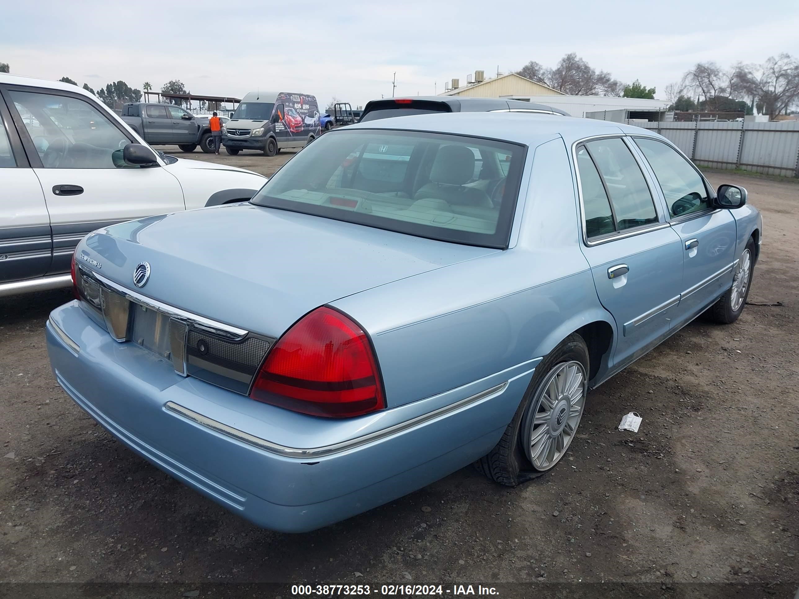 Photo 3 VIN: 2MEFM75V88X651710 - MERCURY GRAND MARQUIS 