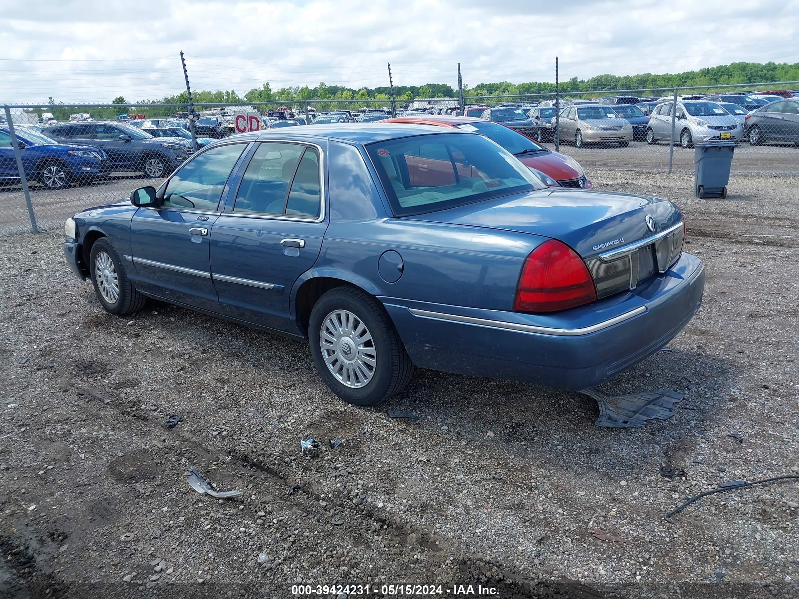 Photo 2 VIN: 2MEFM75V97X629682 - MERCURY GRAND MARQUIS 