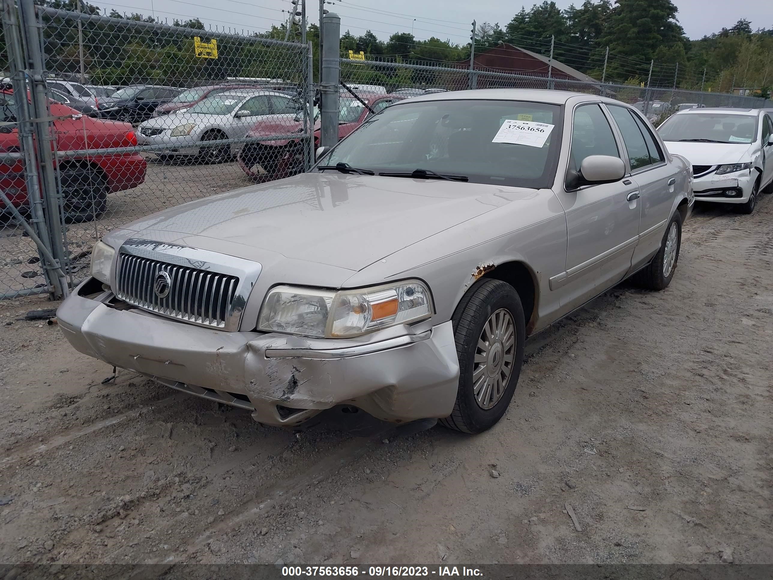 Photo 1 VIN: 2MEFM75V98X630266 - MERCURY GRAND MARQUIS 