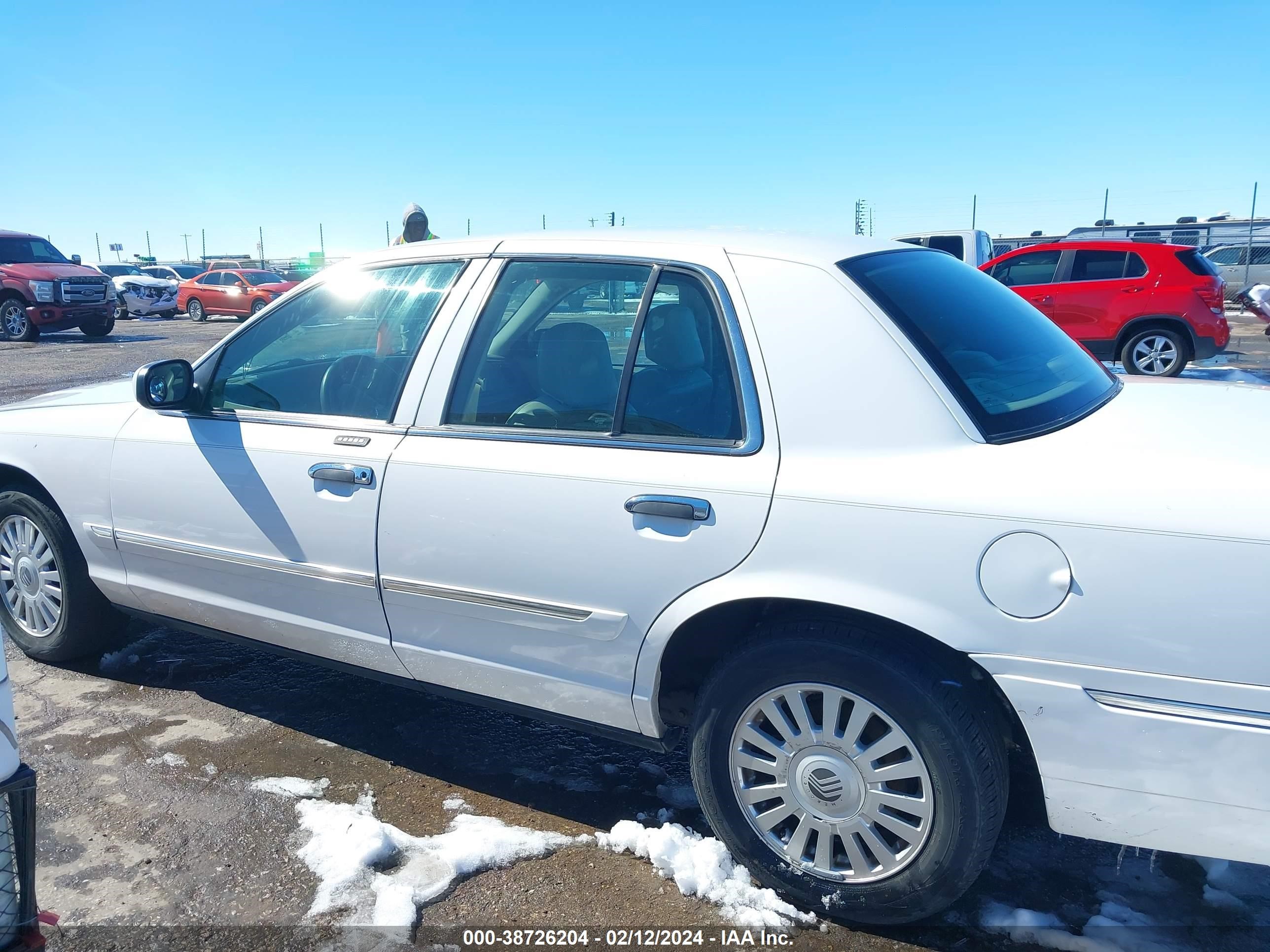 Photo 14 VIN: 2MEFM75V98X631188 - MERCURY GRAND MARQUIS 