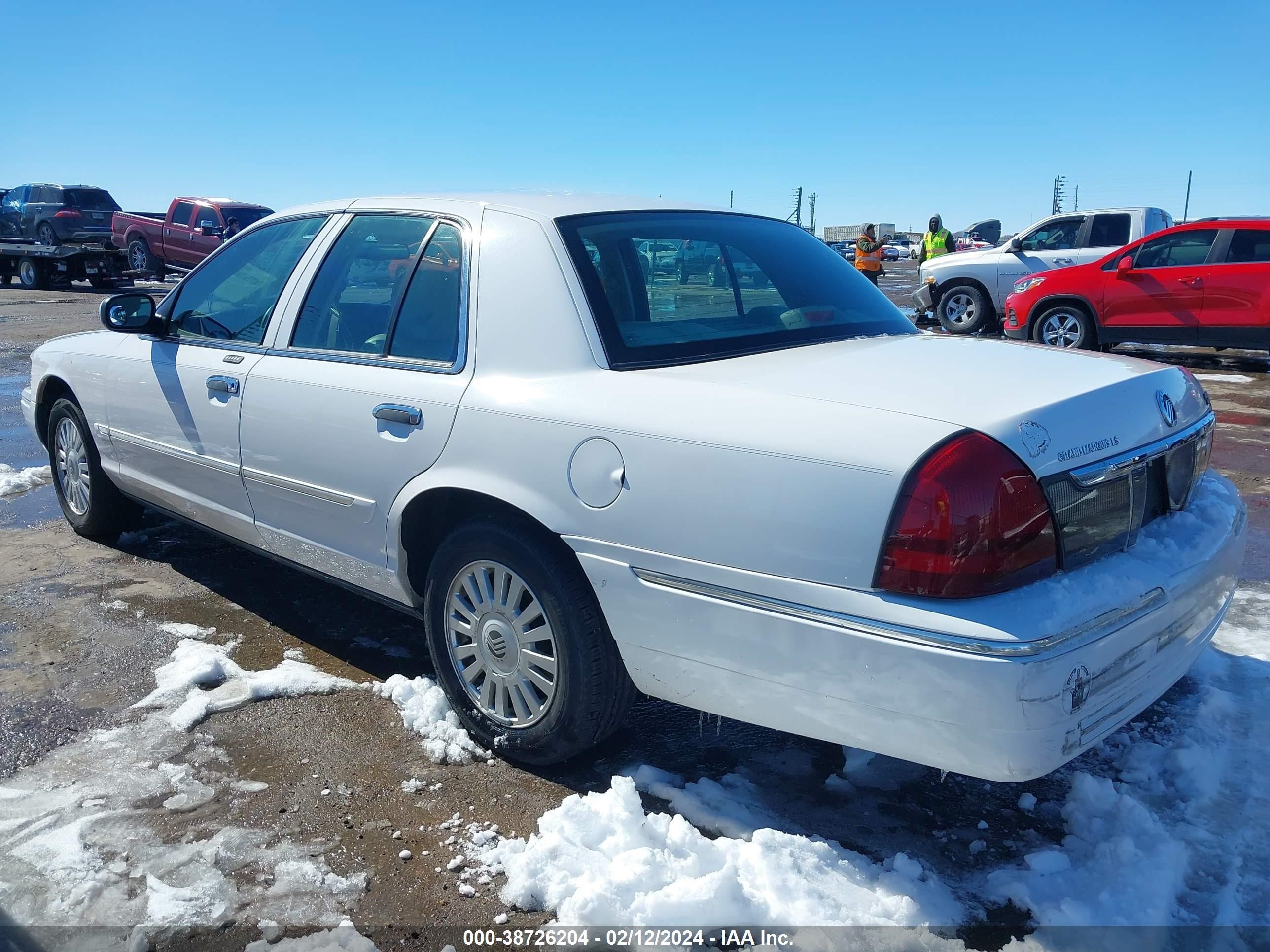 Photo 2 VIN: 2MEFM75V98X631188 - MERCURY GRAND MARQUIS 