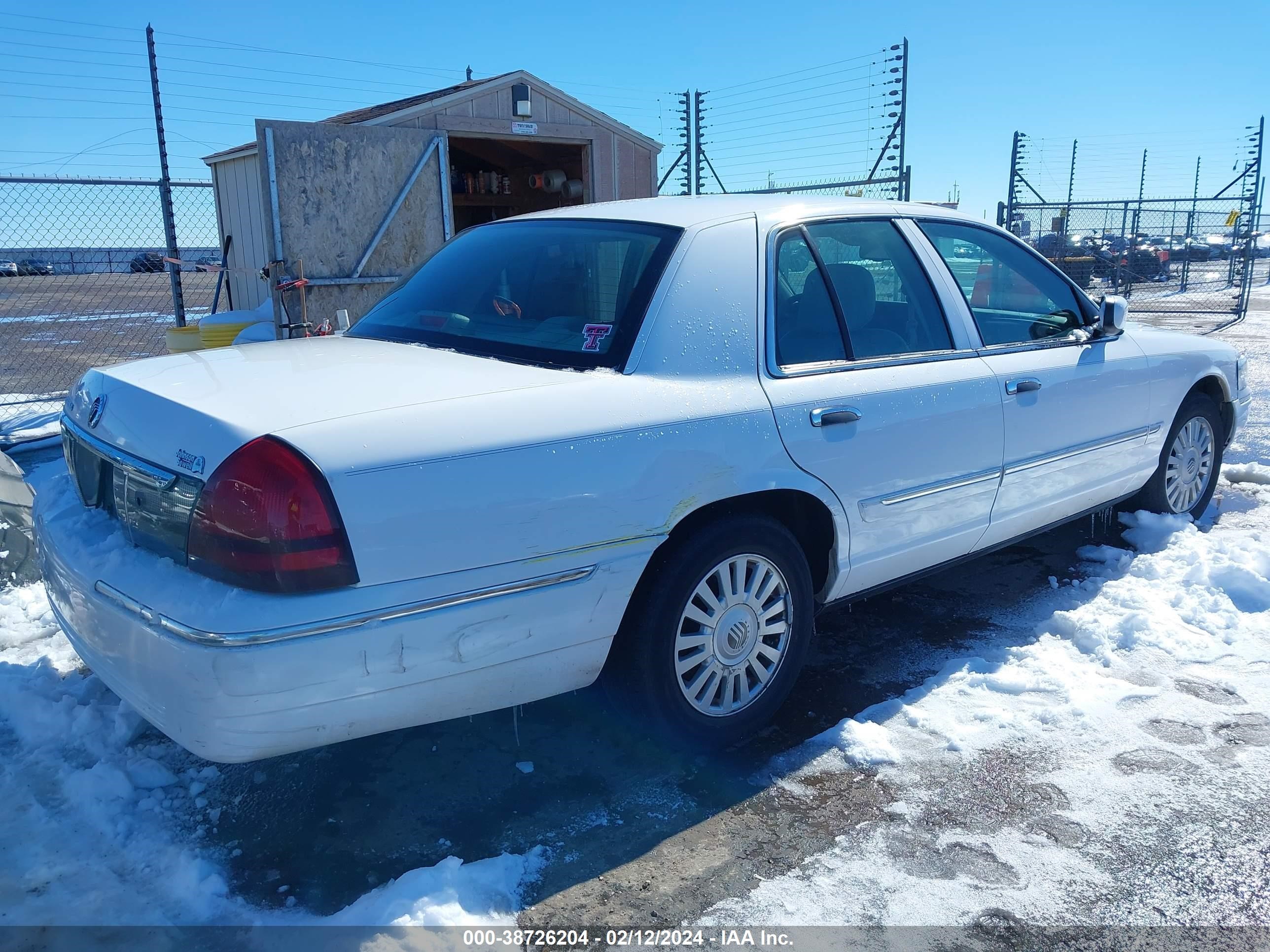 Photo 3 VIN: 2MEFM75V98X631188 - MERCURY GRAND MARQUIS 